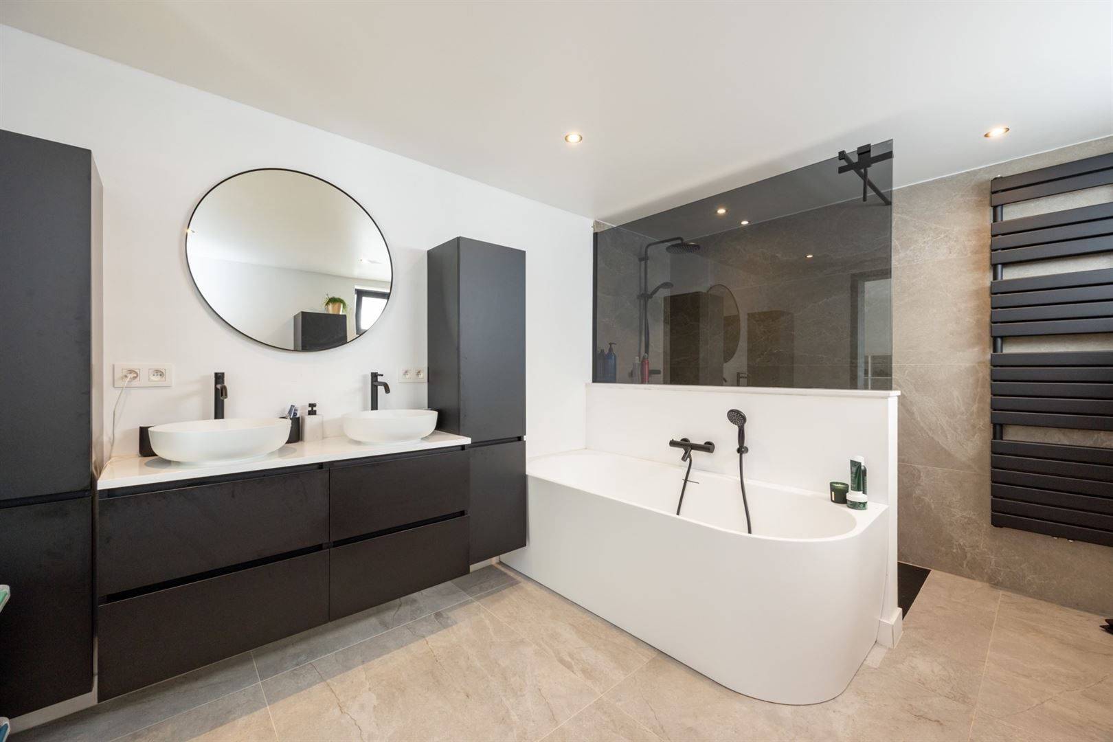 Woning met drie slaapkamers in een rustige omgeving foto 9