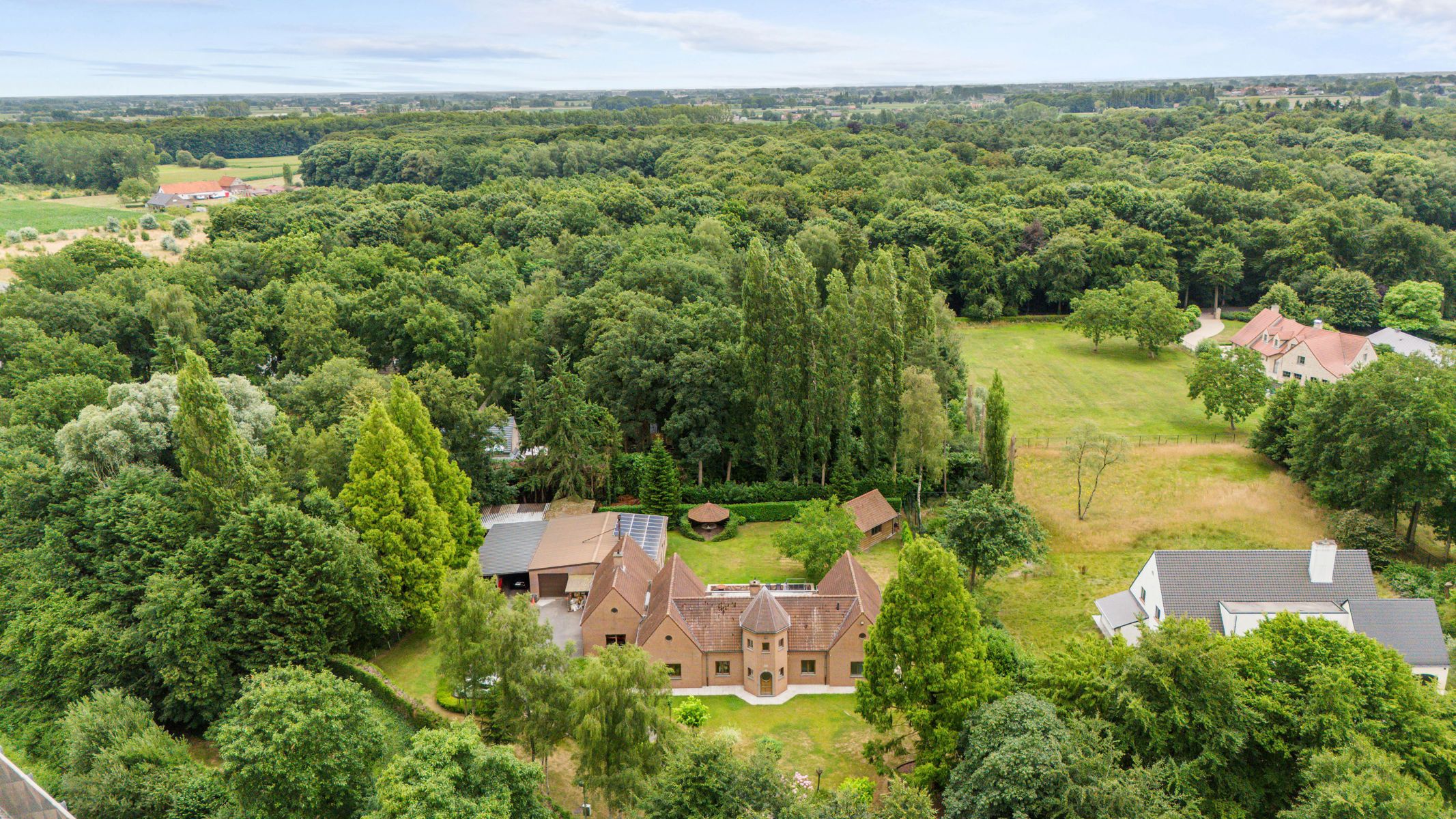 Uitzonderlijk ruime villa op 5300 m2 met hobbyloods foto {{pictureIndex}}