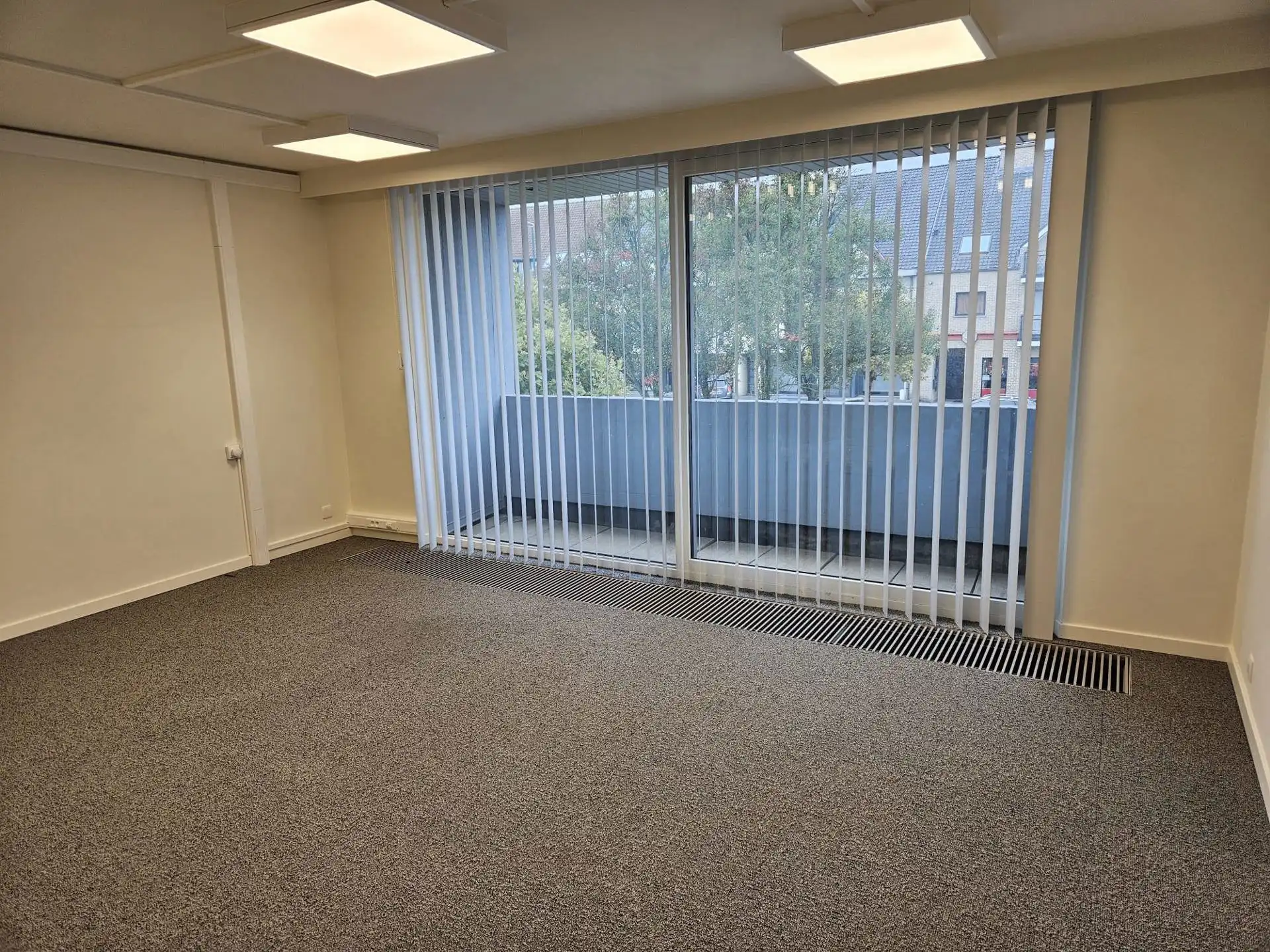 TE  HUUR in Meeuwen: kantoor/commerciële ruimte foto 17