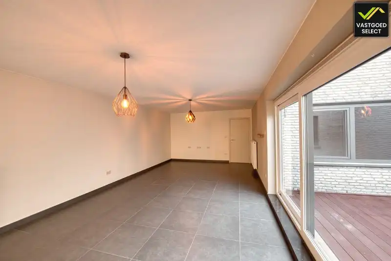 Instapklaar appartement met 2 slaapkamers, patio en parkeerplaats te huur in Assenede foto 2