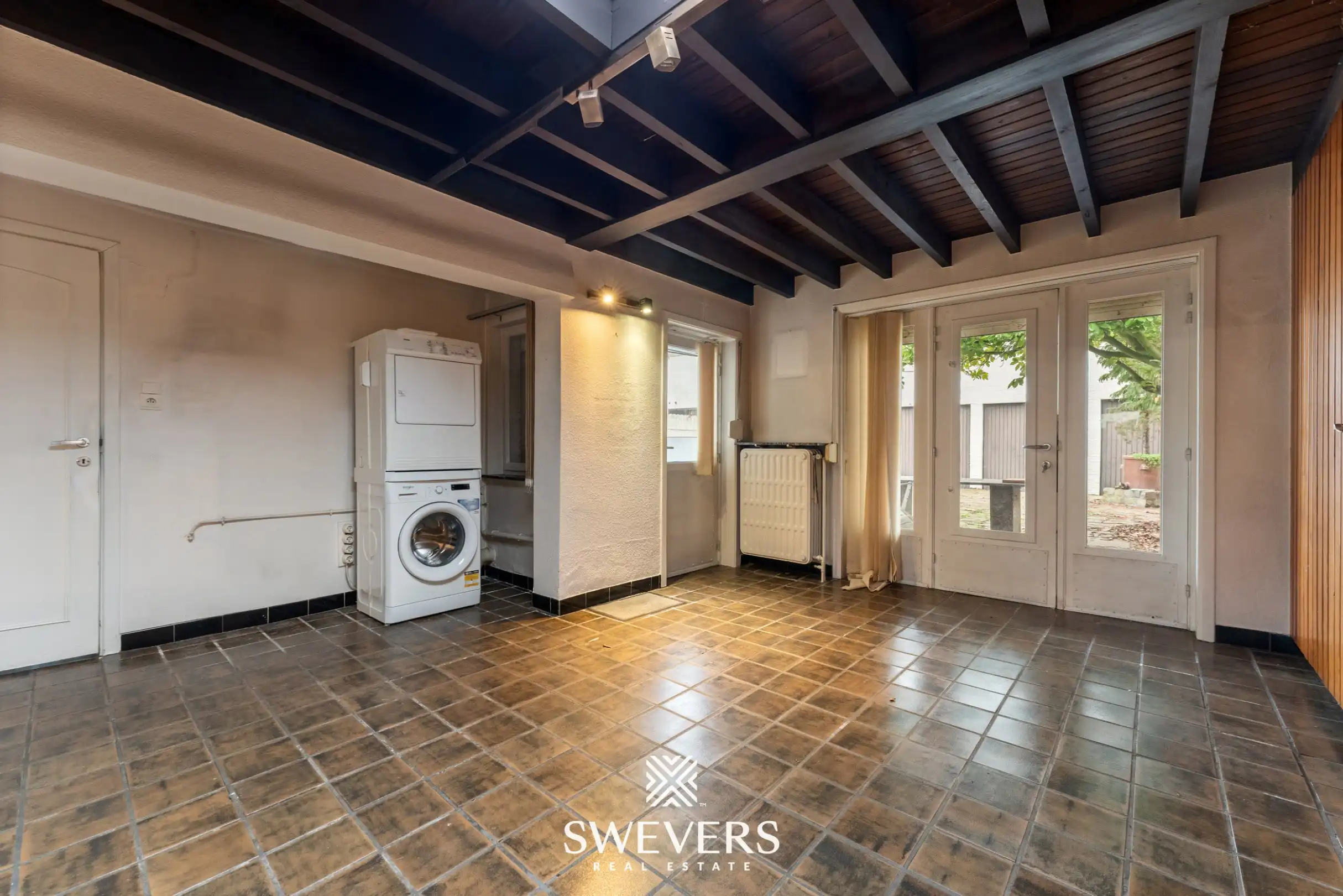 Ruime gezinswoning met multifunctionele loods op commerciële toplocatie foto 9