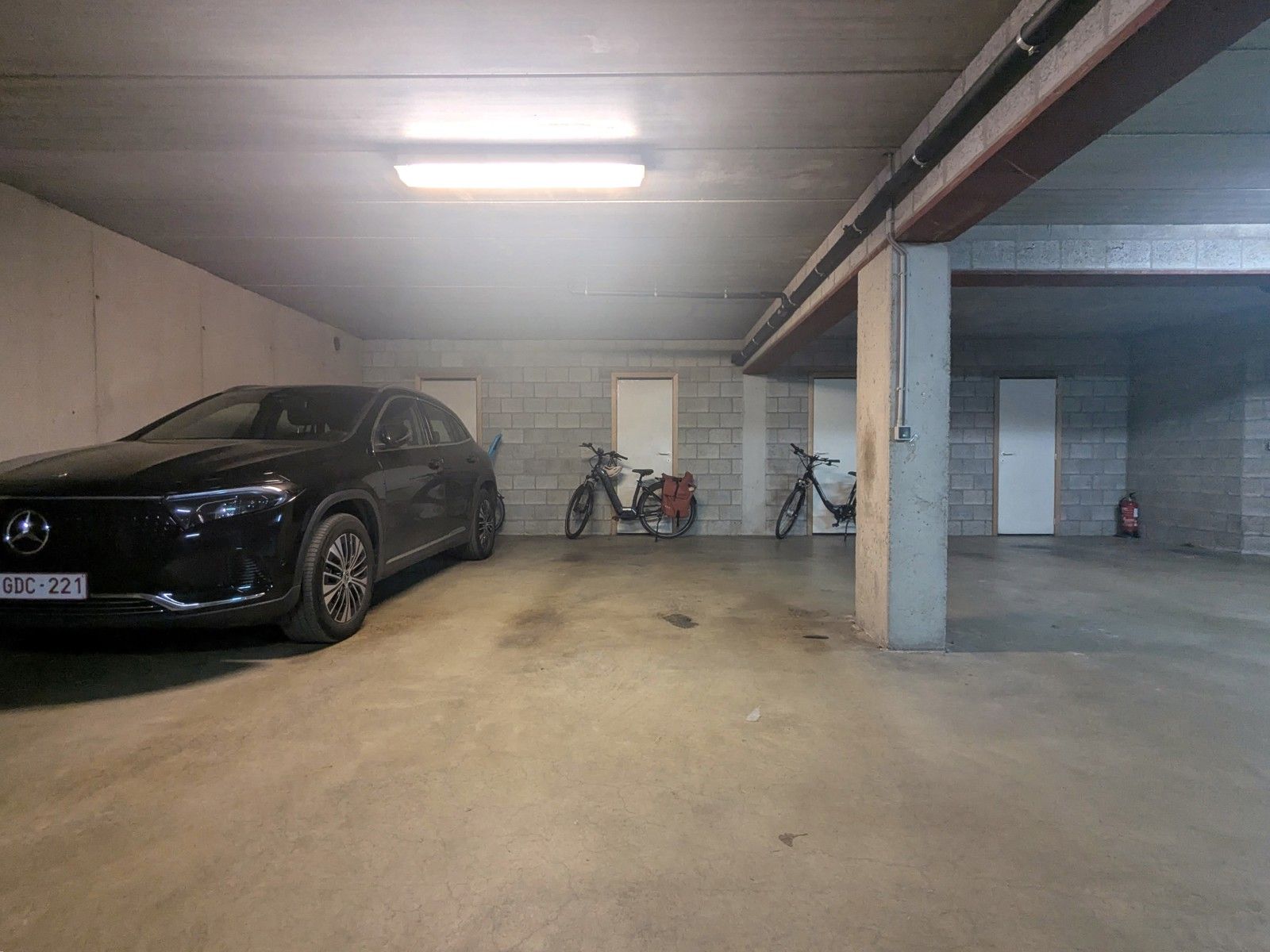 Prachtig appartement zonder inkijk met groot terras +parking foto 15
