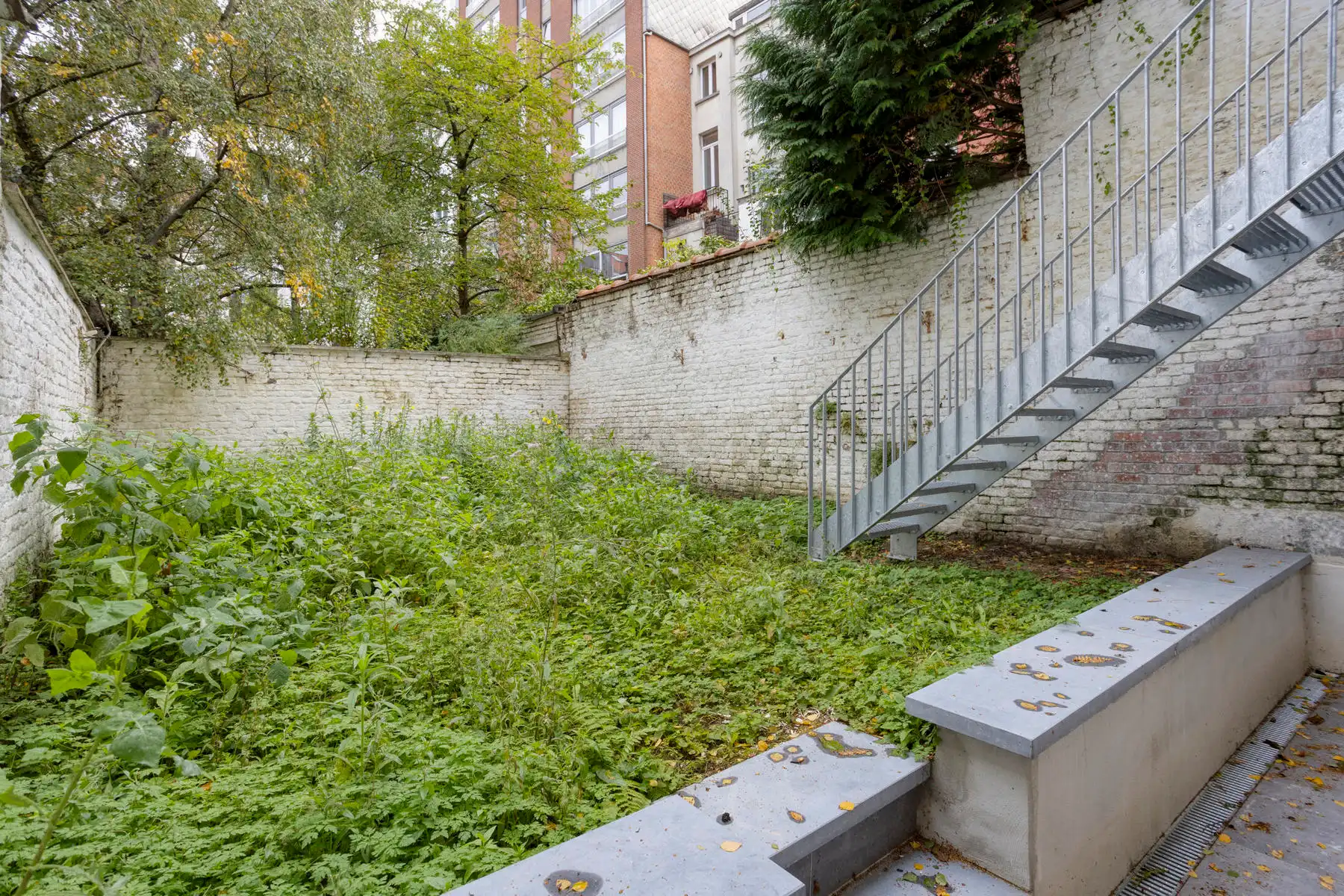 Prachtig gerenoveerd 2-slaapkamerappartement met tuin foto 19