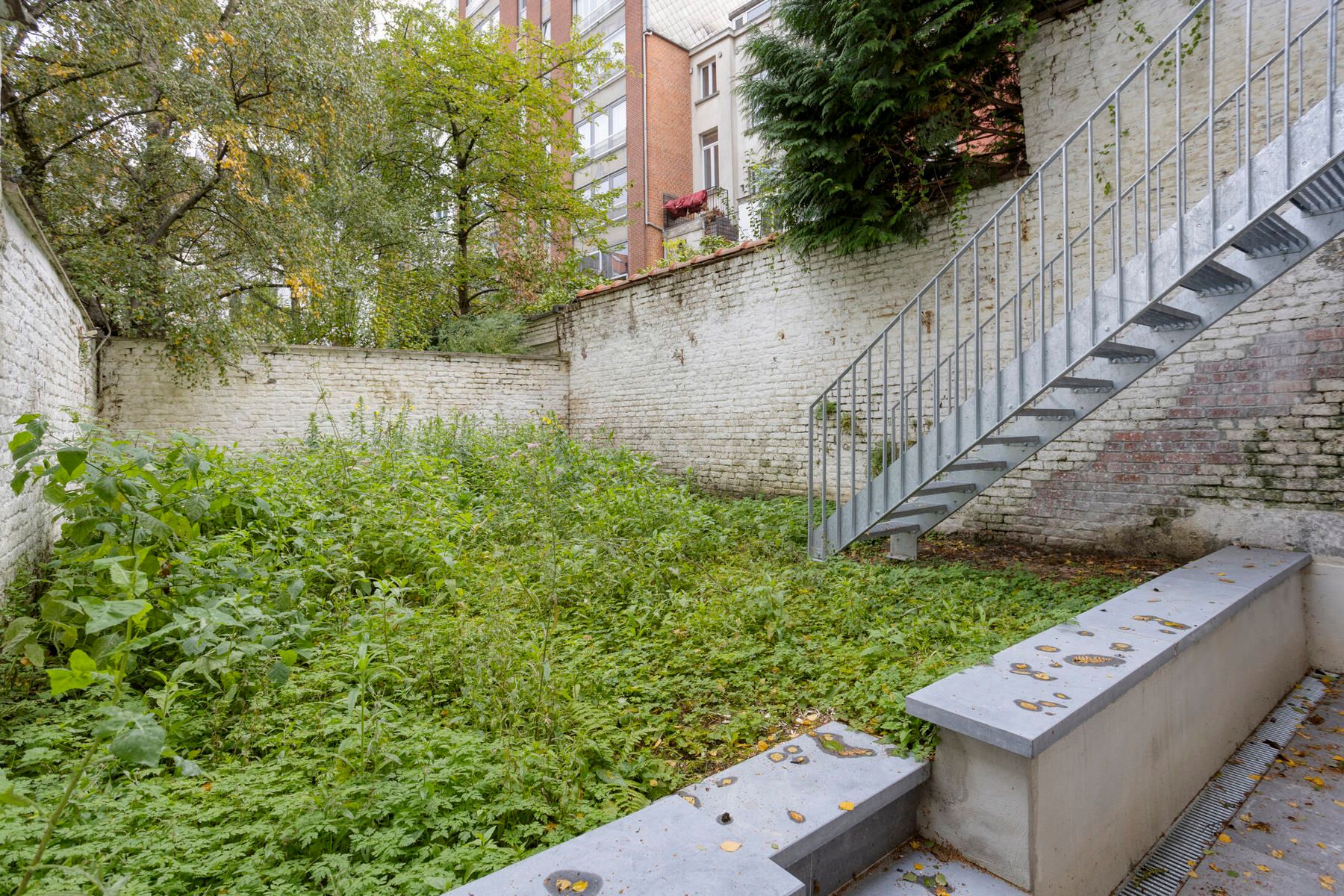 Prachtig gerenoveerd 2-slaapkamerappartement met tuin foto 19