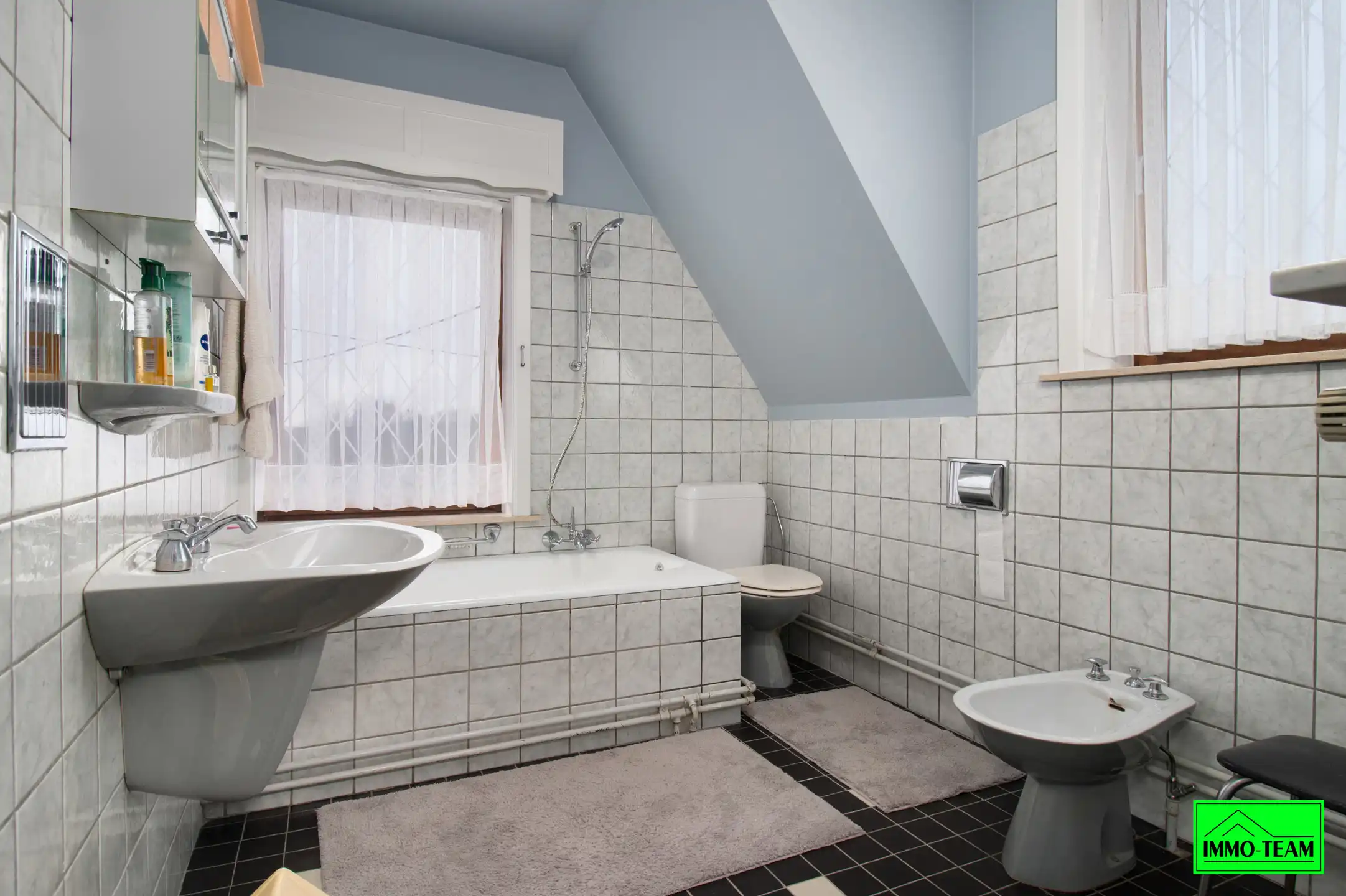 Goed onderhouden 3-gevelwoning met 3 slks, tuin en garage foto 16