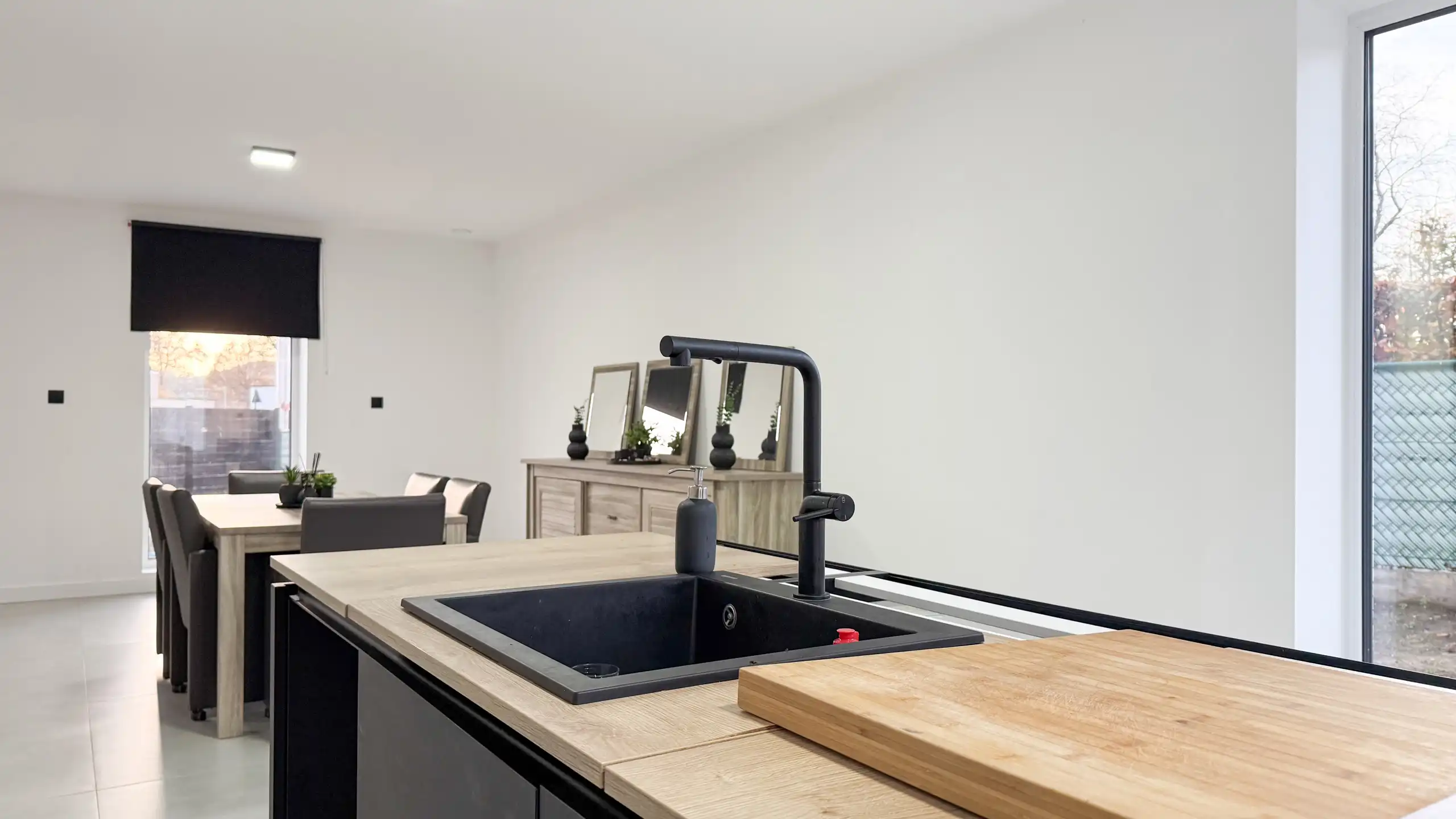 Open nieuwbouwwoning met garage op ruim hoekperceel van 5are foto 15