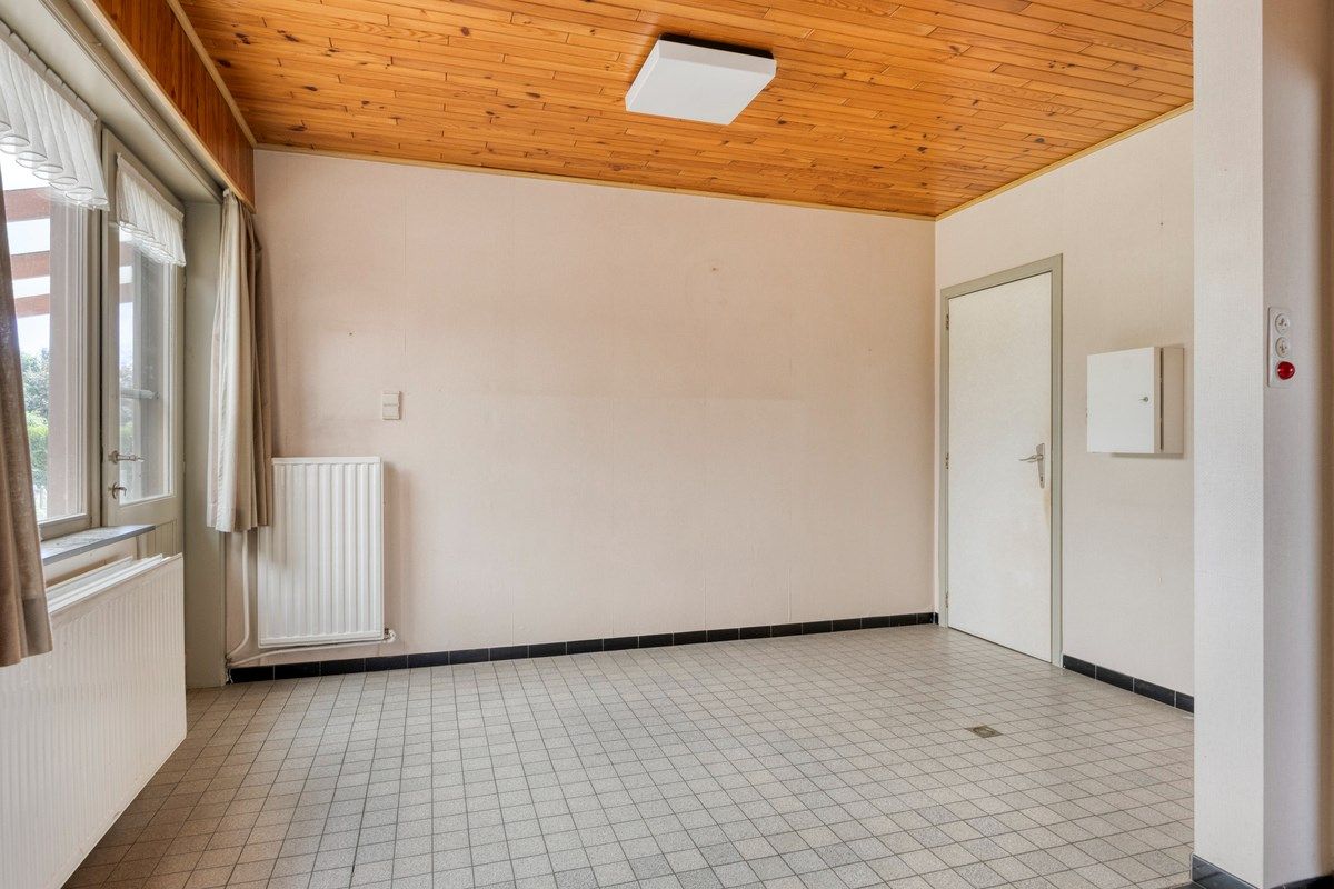 Ruim ingedeelde gelijkvloers woning met 4 slpks en bijgebouw/stal op 32 are foto 9