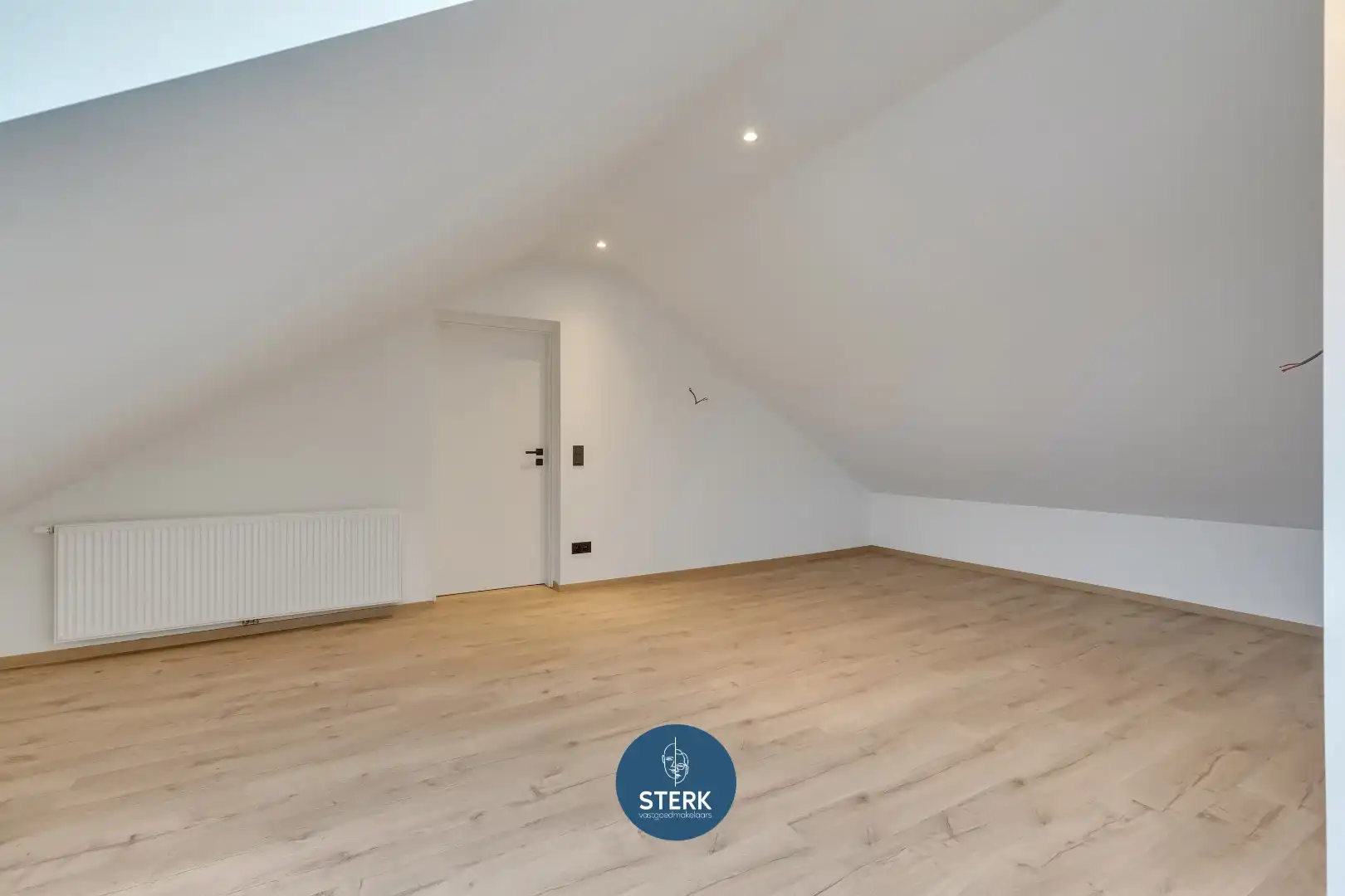 MODERN GERENOVEERDE GEZINSWONING MET 5 SLPKS + 2 BADKAMERS TE LANAKEN !  foto 21