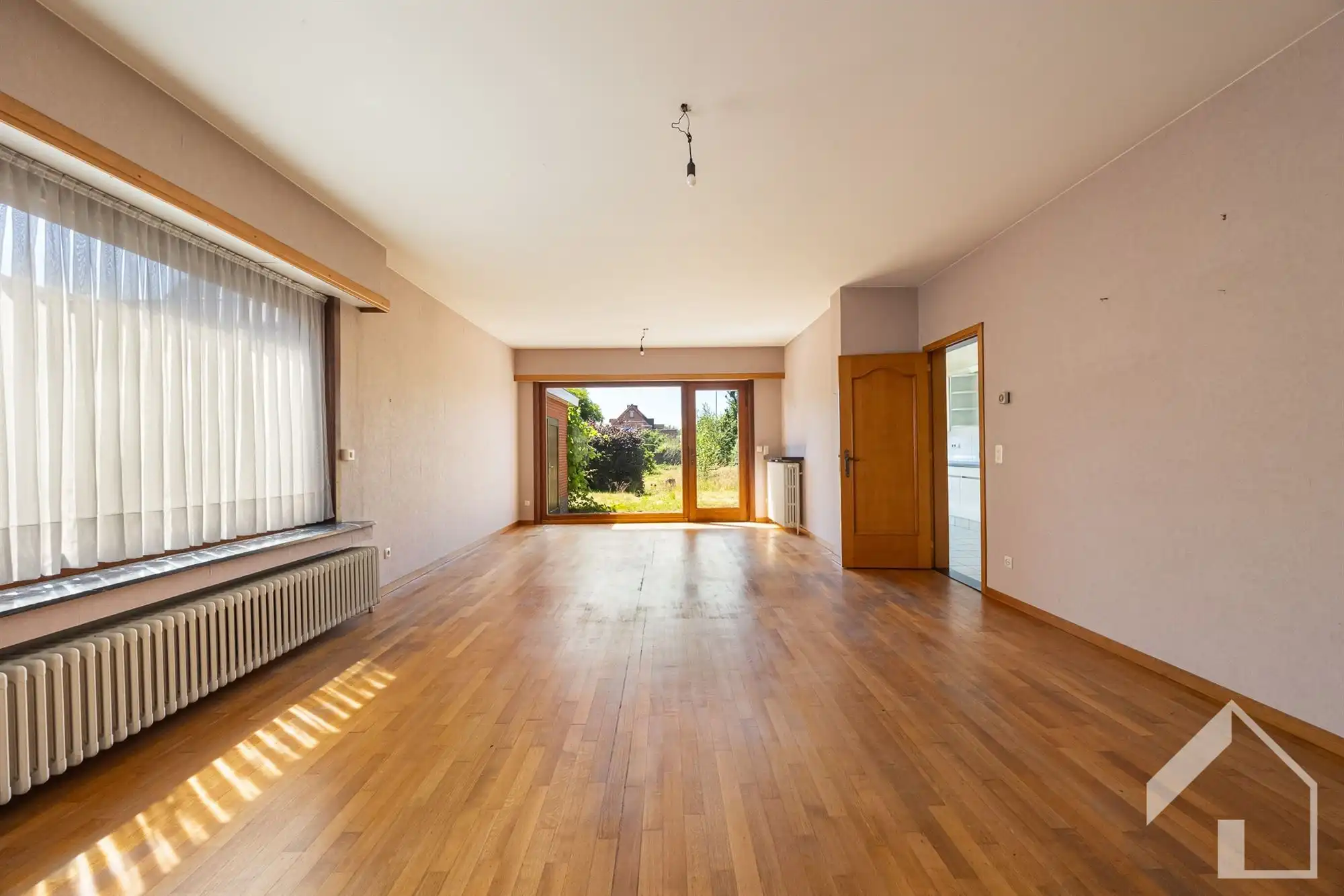Ruime te renoveren gezinswoning met veel potentieel foto 7