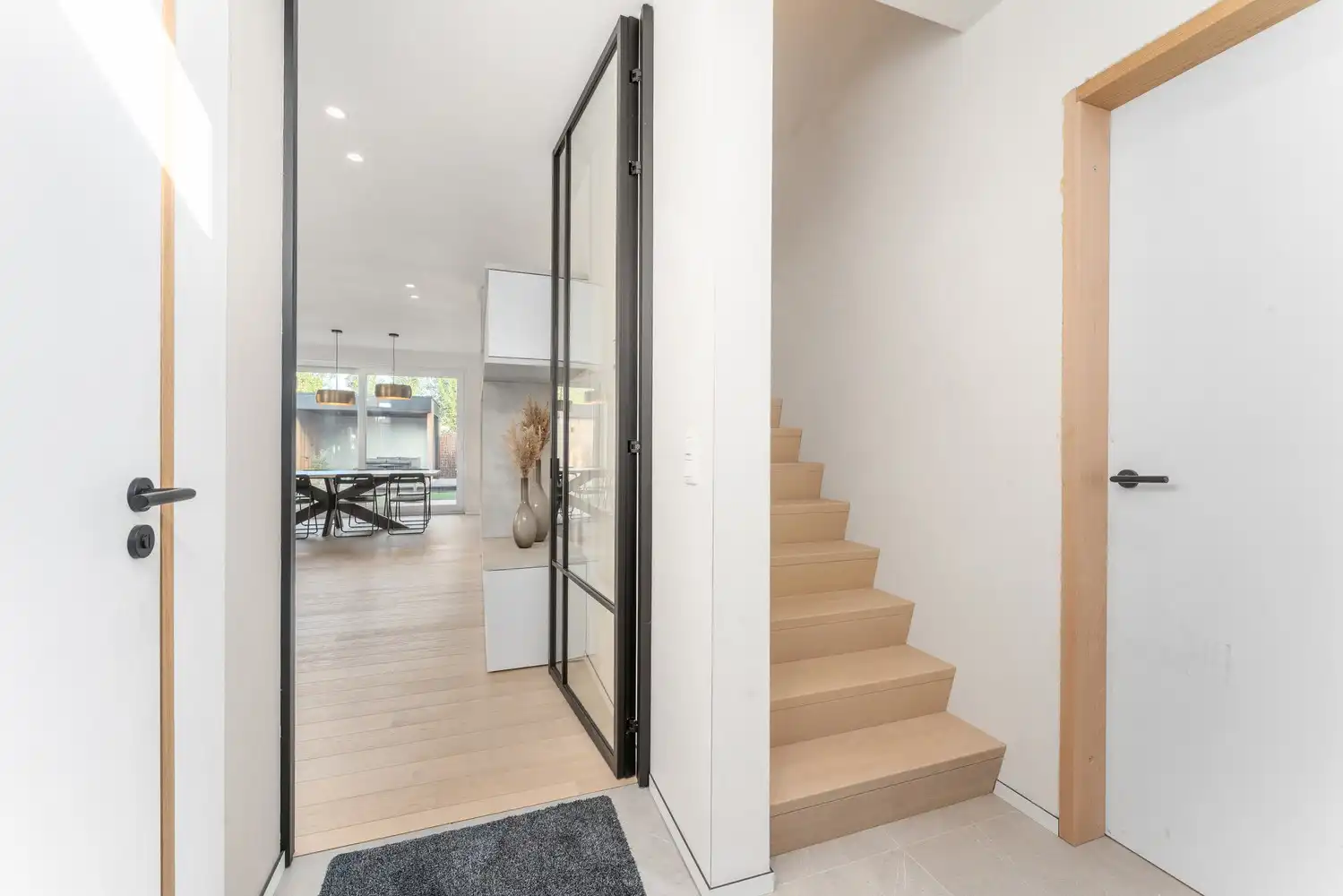 Exclusieve, recente nieuwbouwwoning met 5/6 slpks + tuin! foto 11