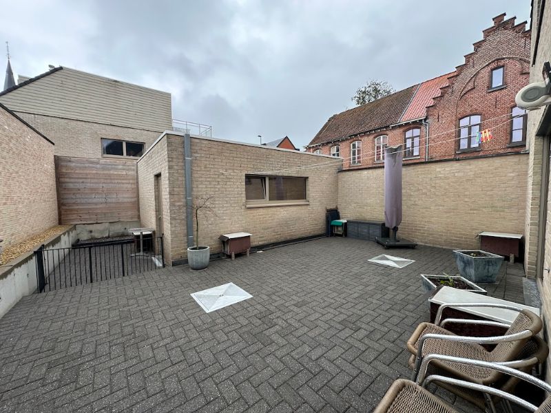 Ruime en goed onderhouden halfopen woning in het centrum van Knesselare foto 10