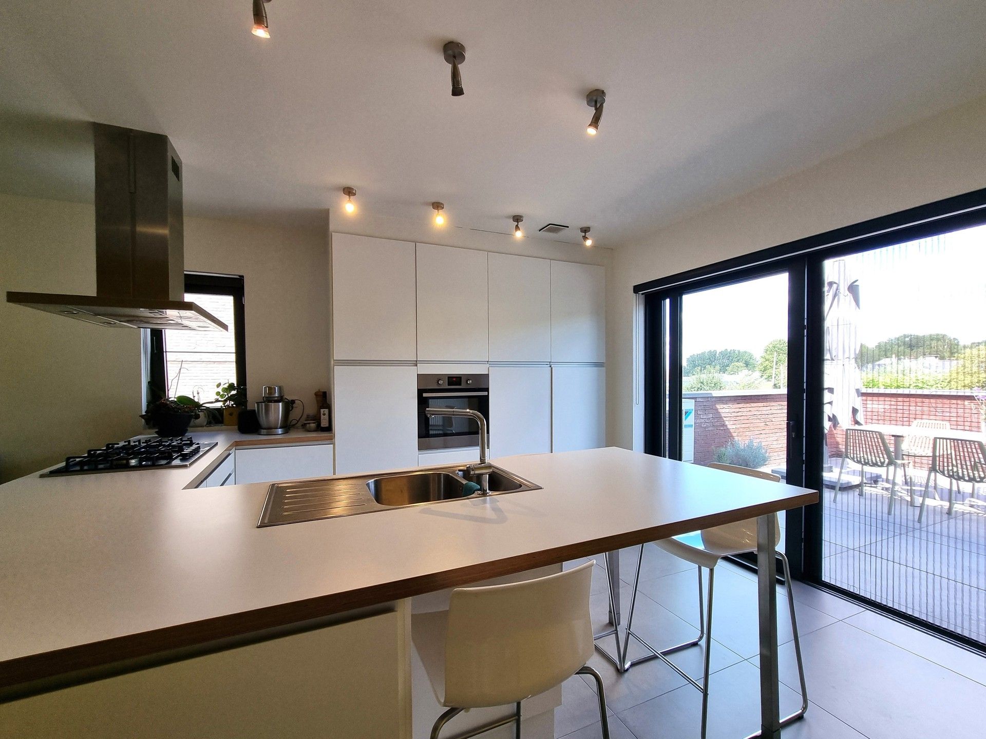 Handelsgelijkvloers met triplex-appartement in het hartje van Pamel foto 14