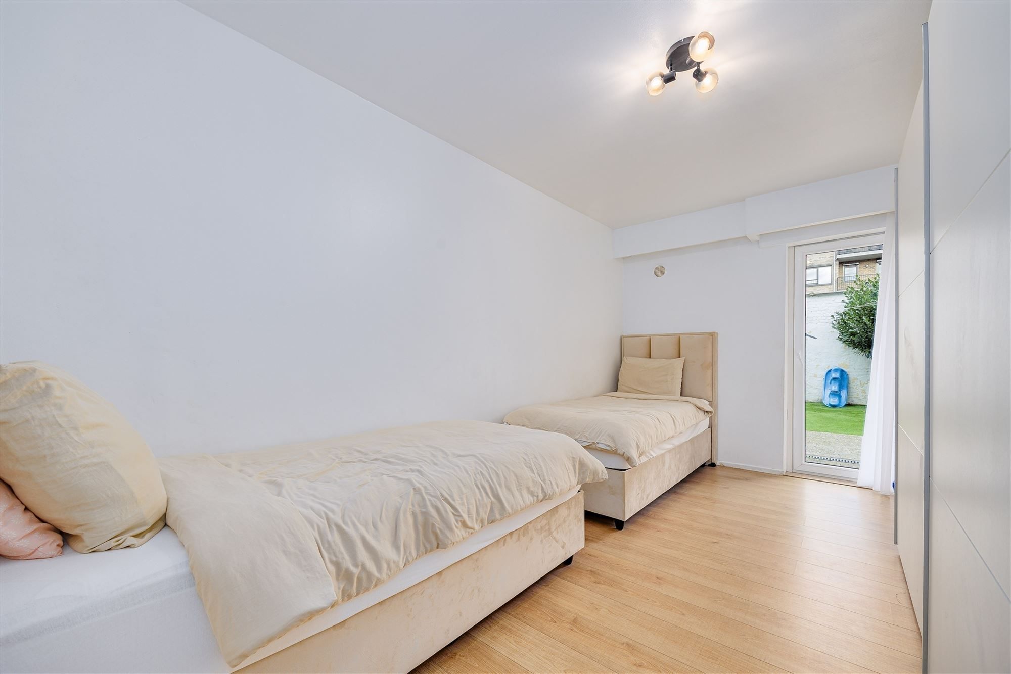 Vergund betonnen opbrengsteigendom met 3 appartementen + garagebox foto 10