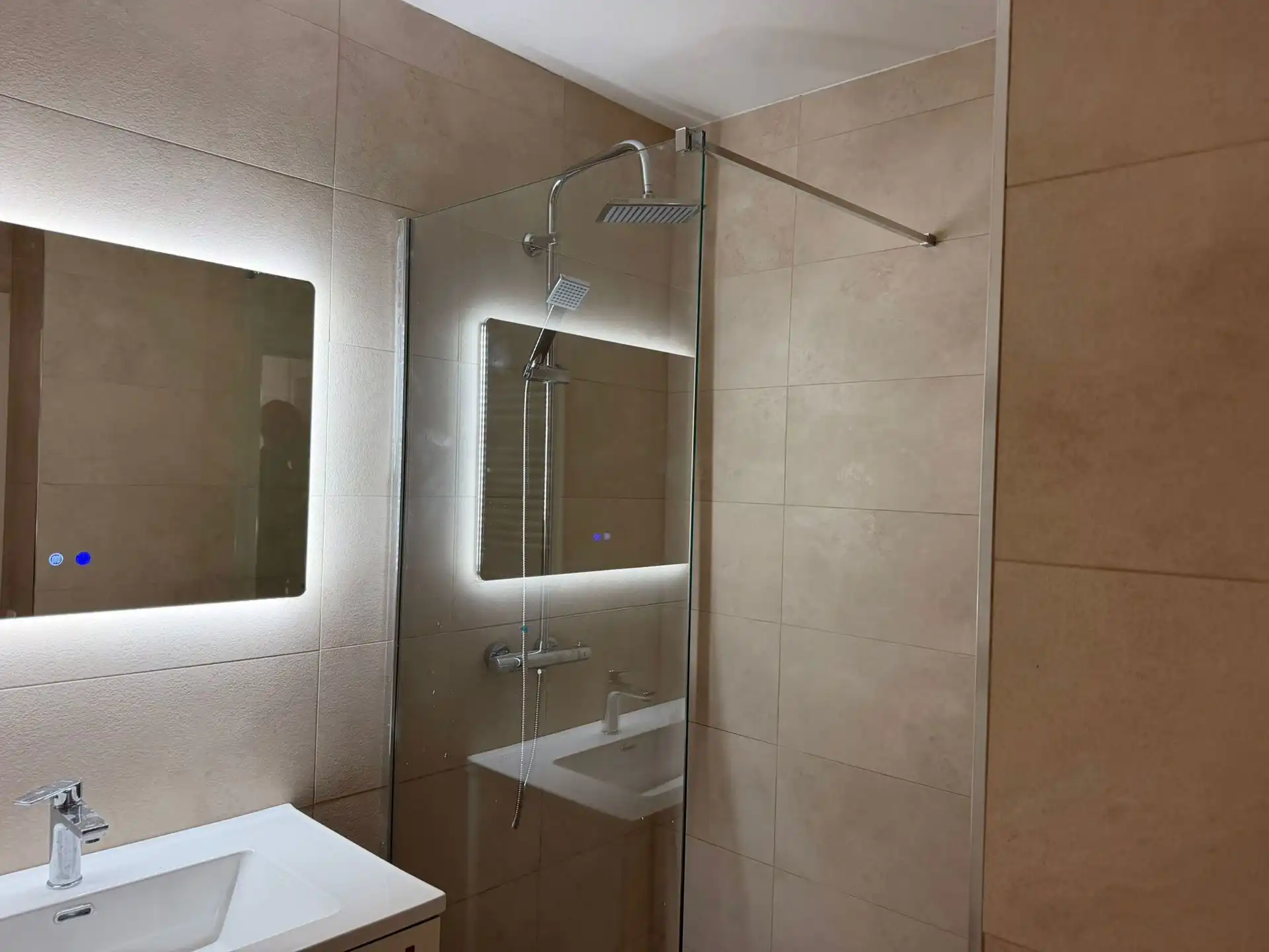 GENK te koop: gerenoveerd appartement met 2 slaapkamers foto 3