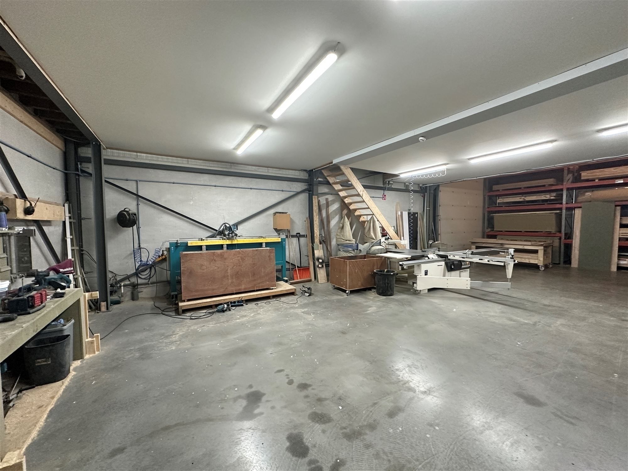 KMO-unit met kantoorruimte en toonzaal foto 17