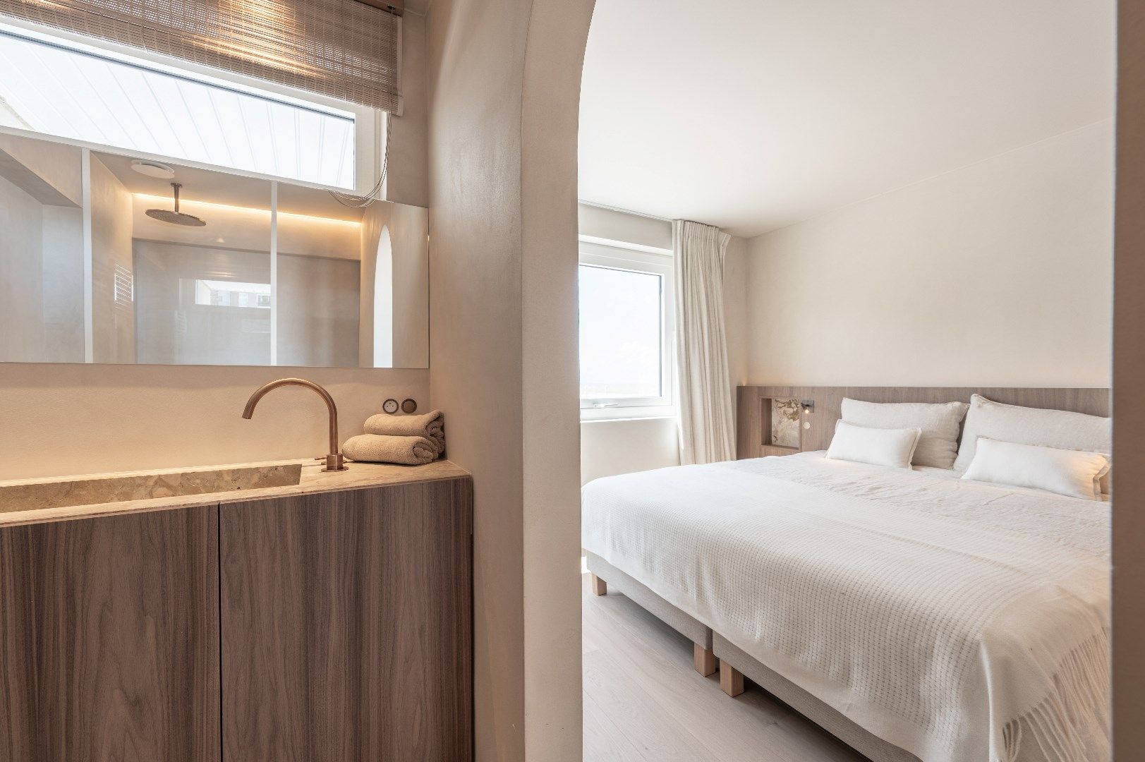 Luxueus gerenoveerd hoekappartement met terrassen en frontaal zeezicht foto 16