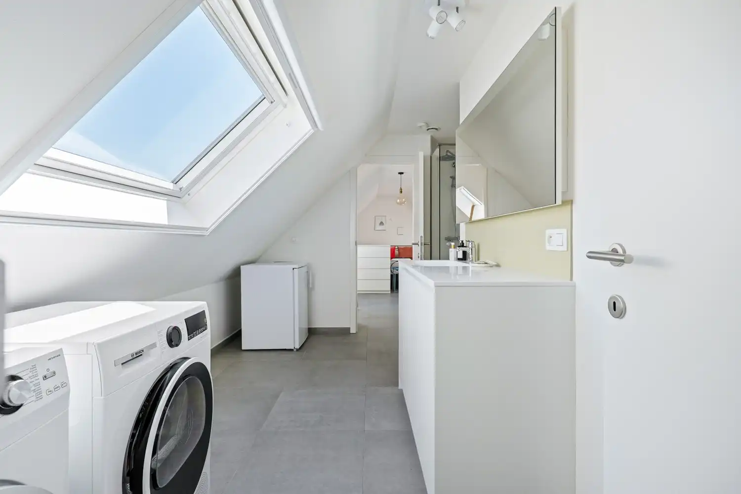 Moderne penthouse met 2 slpkrs, terras en autostaanplaats in centrum Onze-Lieve-Vrouw-Waver foto 15