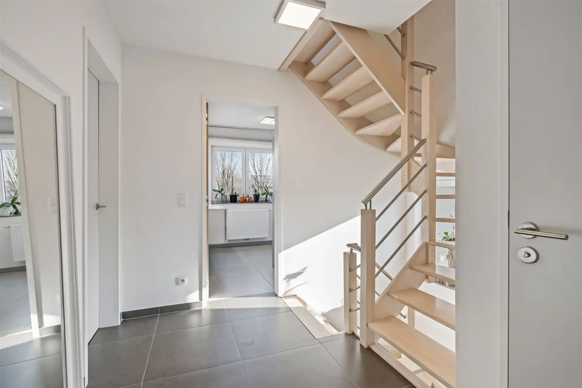 Instapklare gezinswoning met handelsruimte in het hartje van Meerdonk foto 16