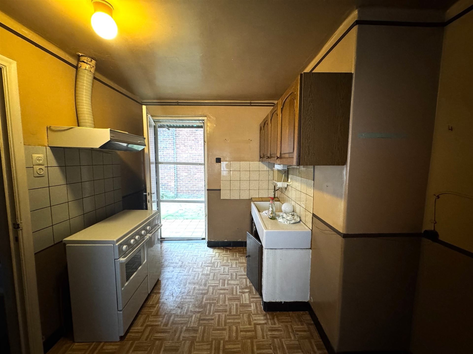 Halfopen te verbouwen woning op rustige locatie in Maasmechelen foto 7