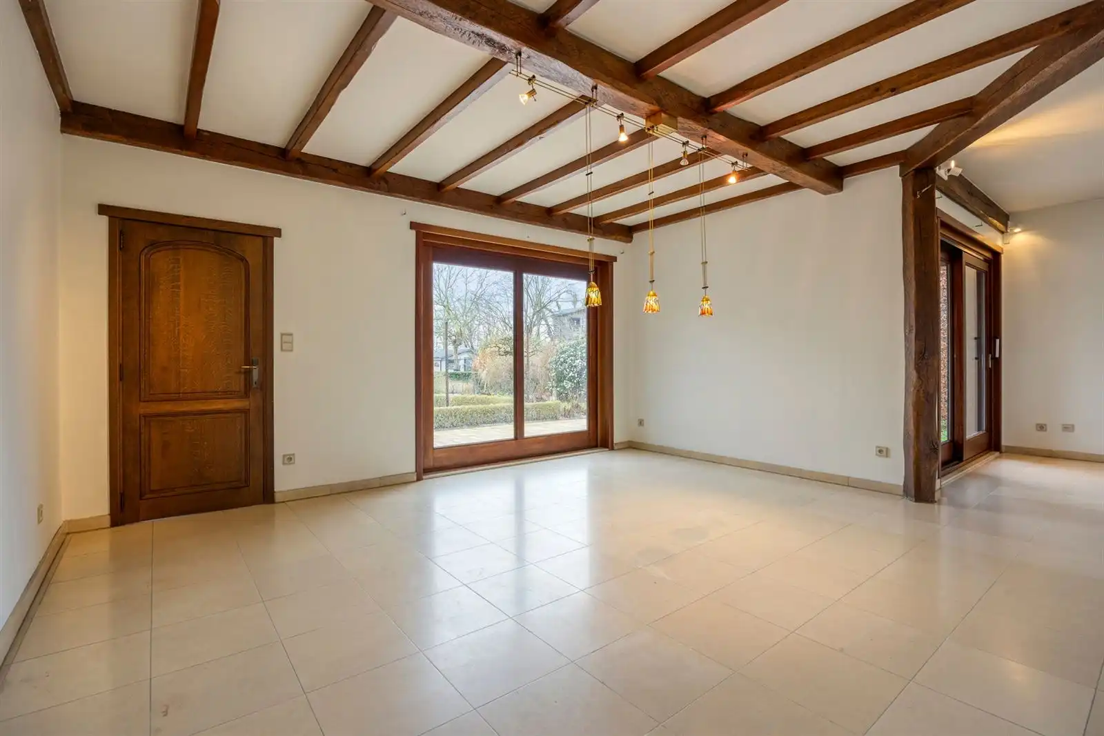 Riante open bebouwing in rustige straat foto 11