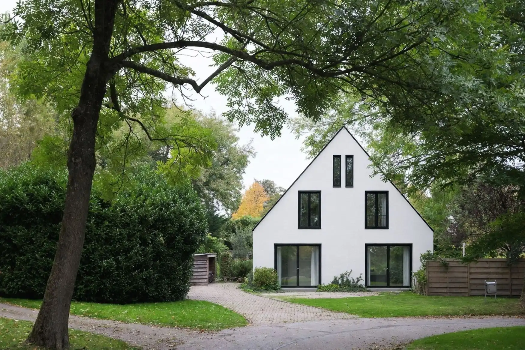 Unieke eigendom met ruimte, licht en leefcomfort in Sint-Denijs-Westrem. foto {{pictureIndex}}