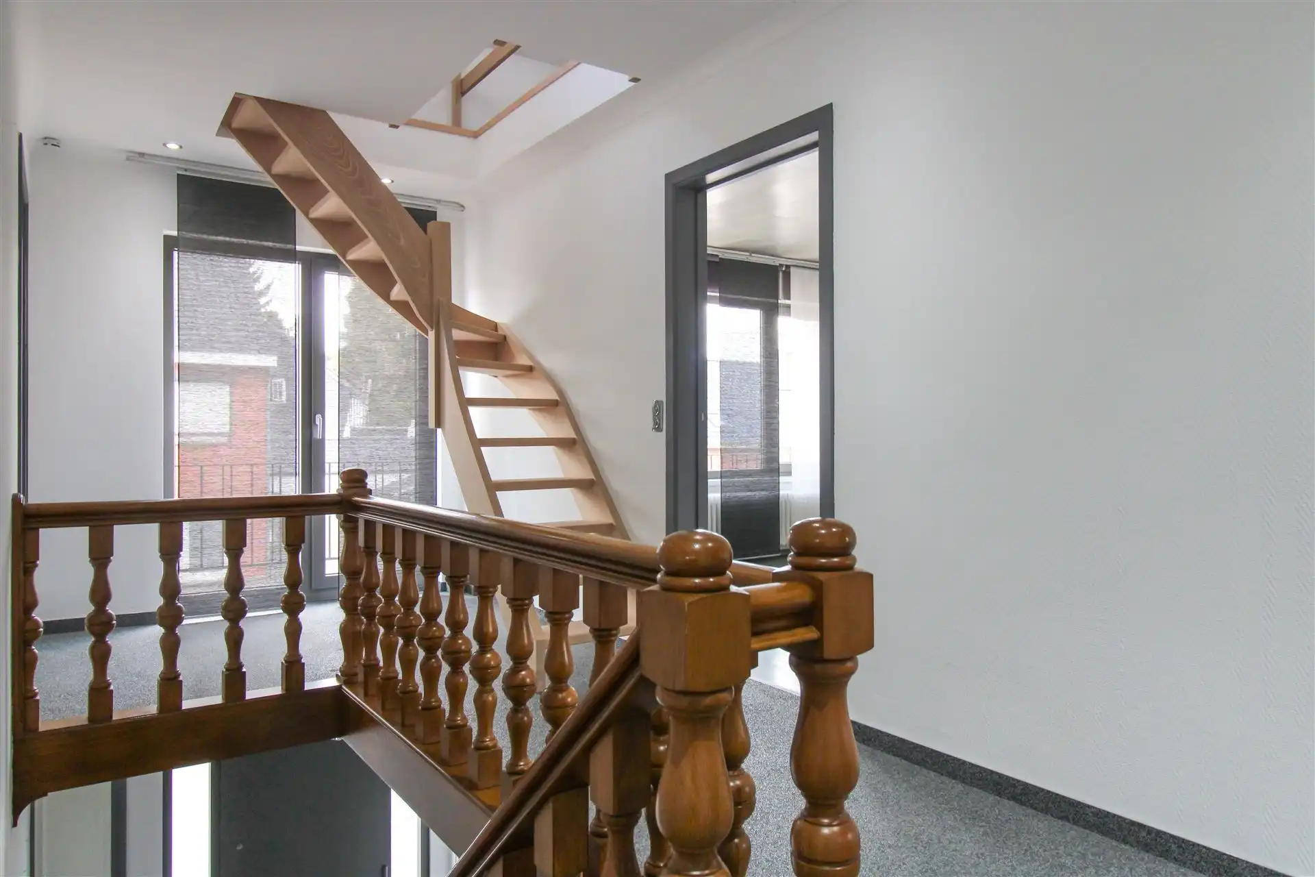 Instapklare gezinswoning met apart bijgebouw met eigen voorzieningen, 4 slaapkamers en inpandige garage op ruim perceel in hartje Maasmechelen! foto 9