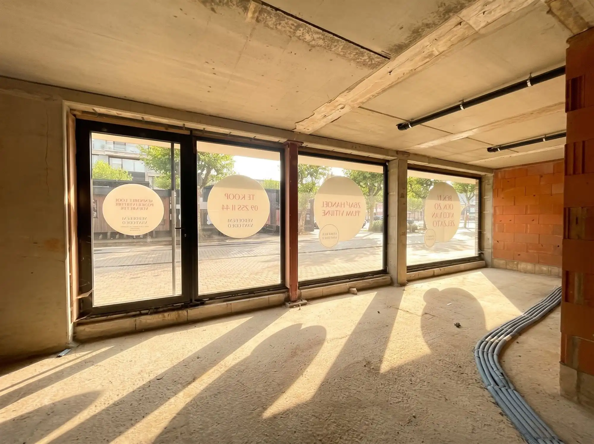 Ultra zichtbaar handelsgelijkvloers van 215m² en 10,5m vitrine op de markt foto 14