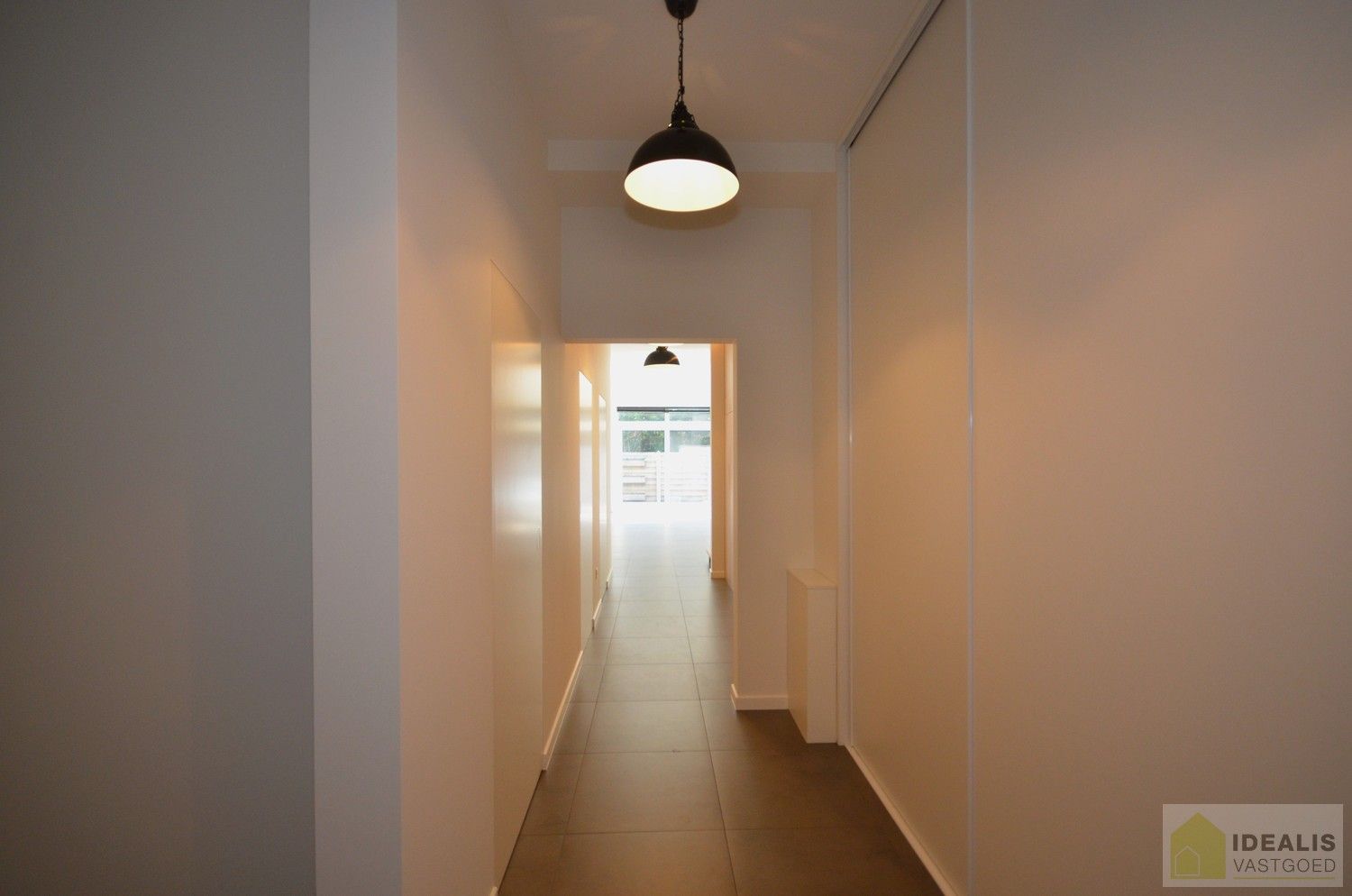 IDEALIS VASTGOED  - Luxueus, zeer hoogwaardig afgewerkt , instapklaar gelijkvloers appartement  in het midden van het centrum van Neerpelt op wandelafstand van horeca, shopping en openbaar vervoer! foto 2