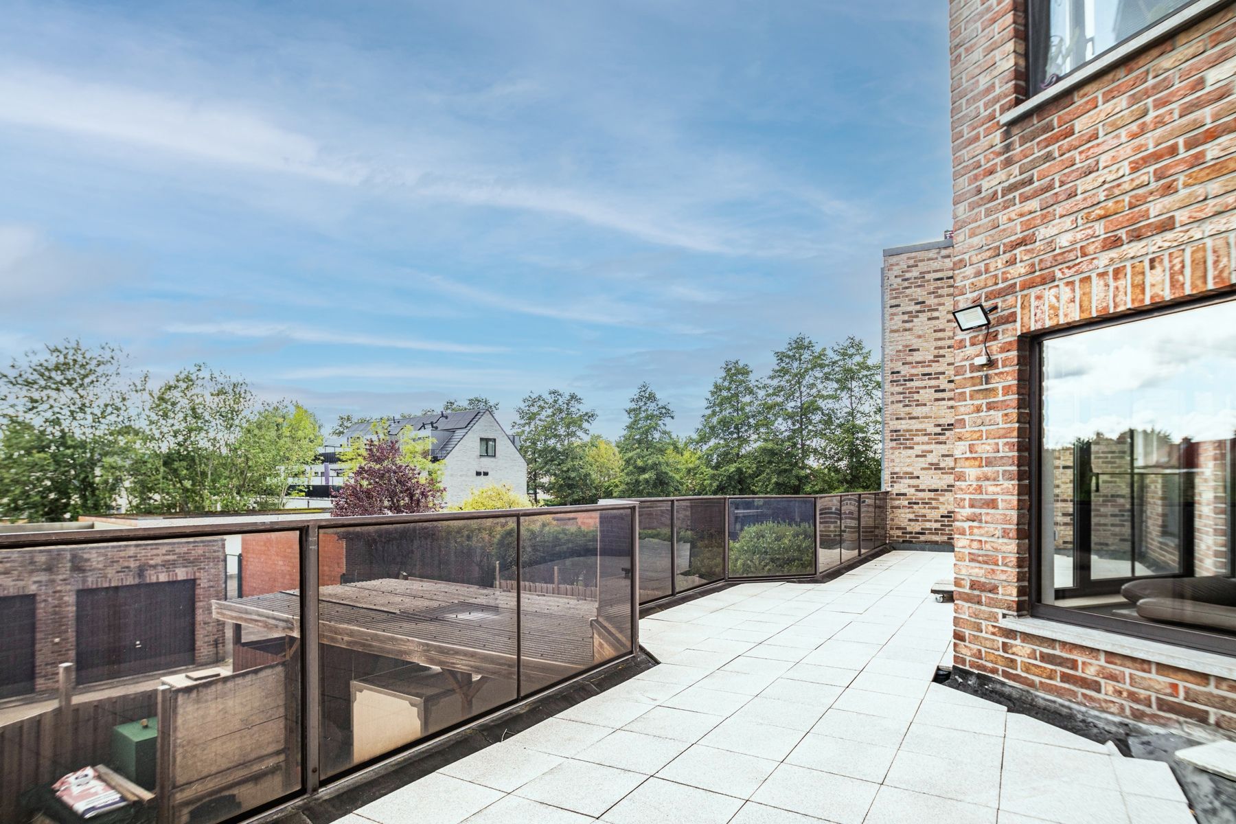 Ruim appartement met 2 slaapkamers, zonnig terras en garage foto 5
