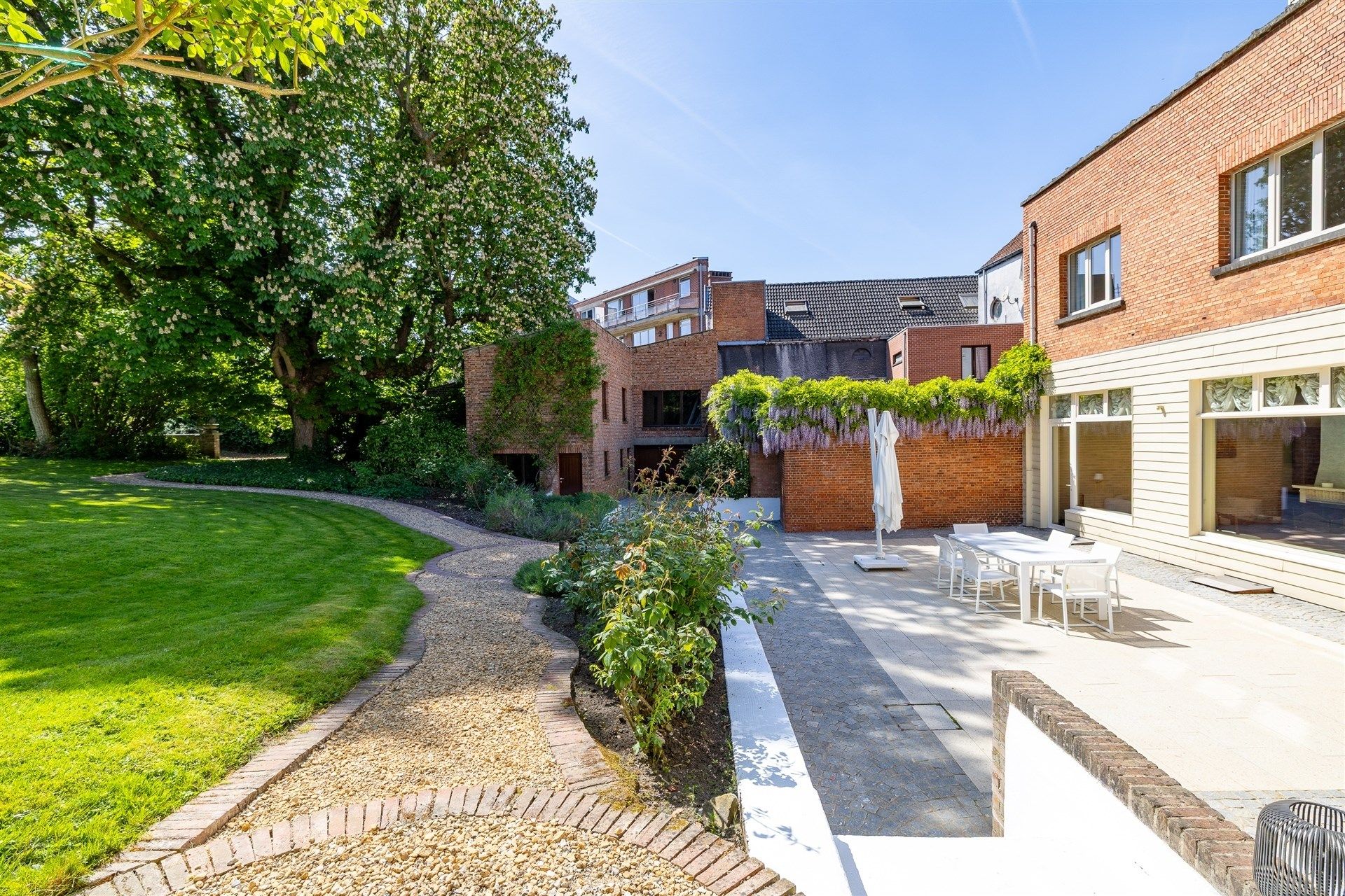 Exclusief herenhuis in neoclassicistische stijl met prachtige tuin foto 2