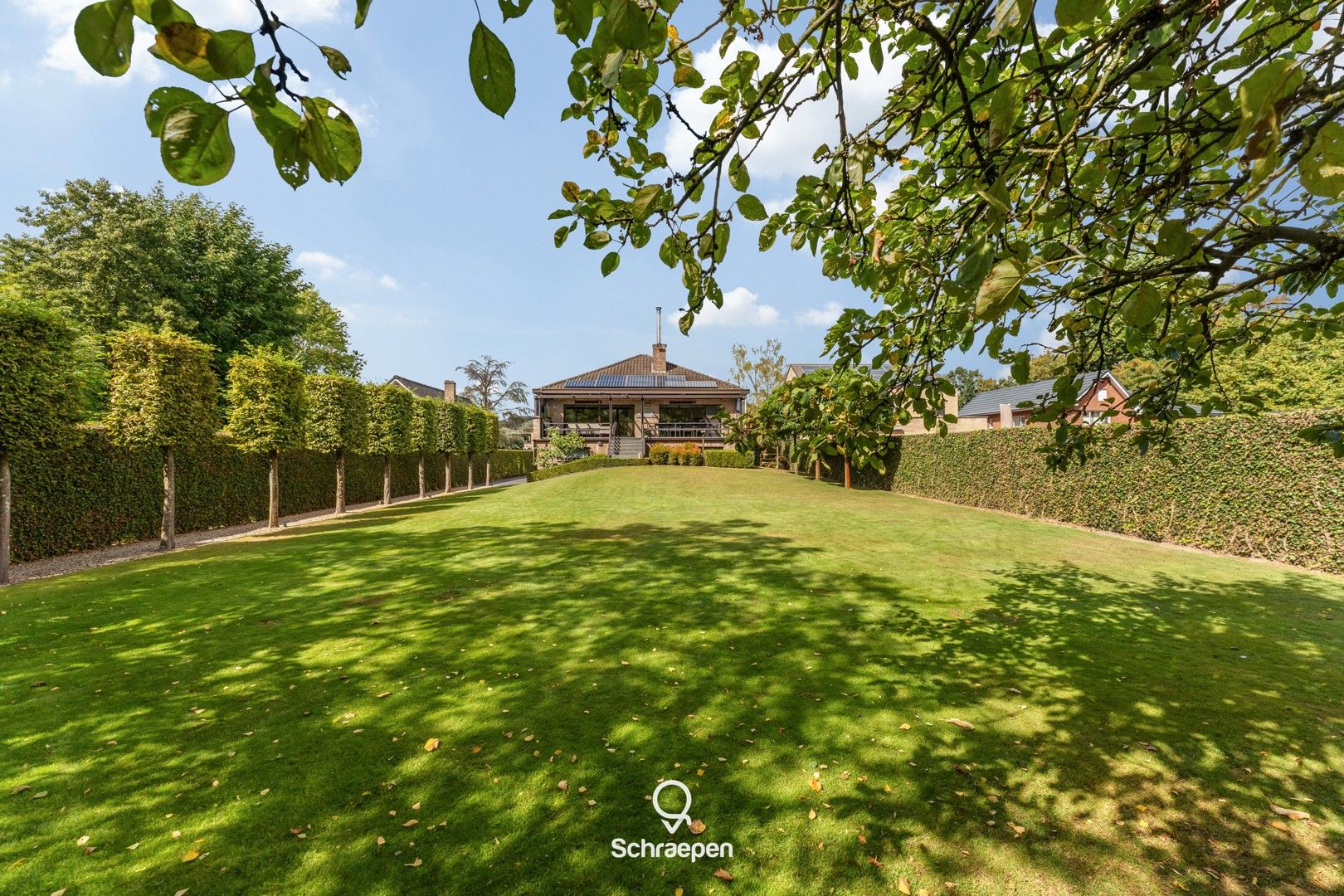 Riante gezinswoning (392 m²) met EPC-label B en prachtige tuin op perceel van 13 are! foto {{pictureIndex}}