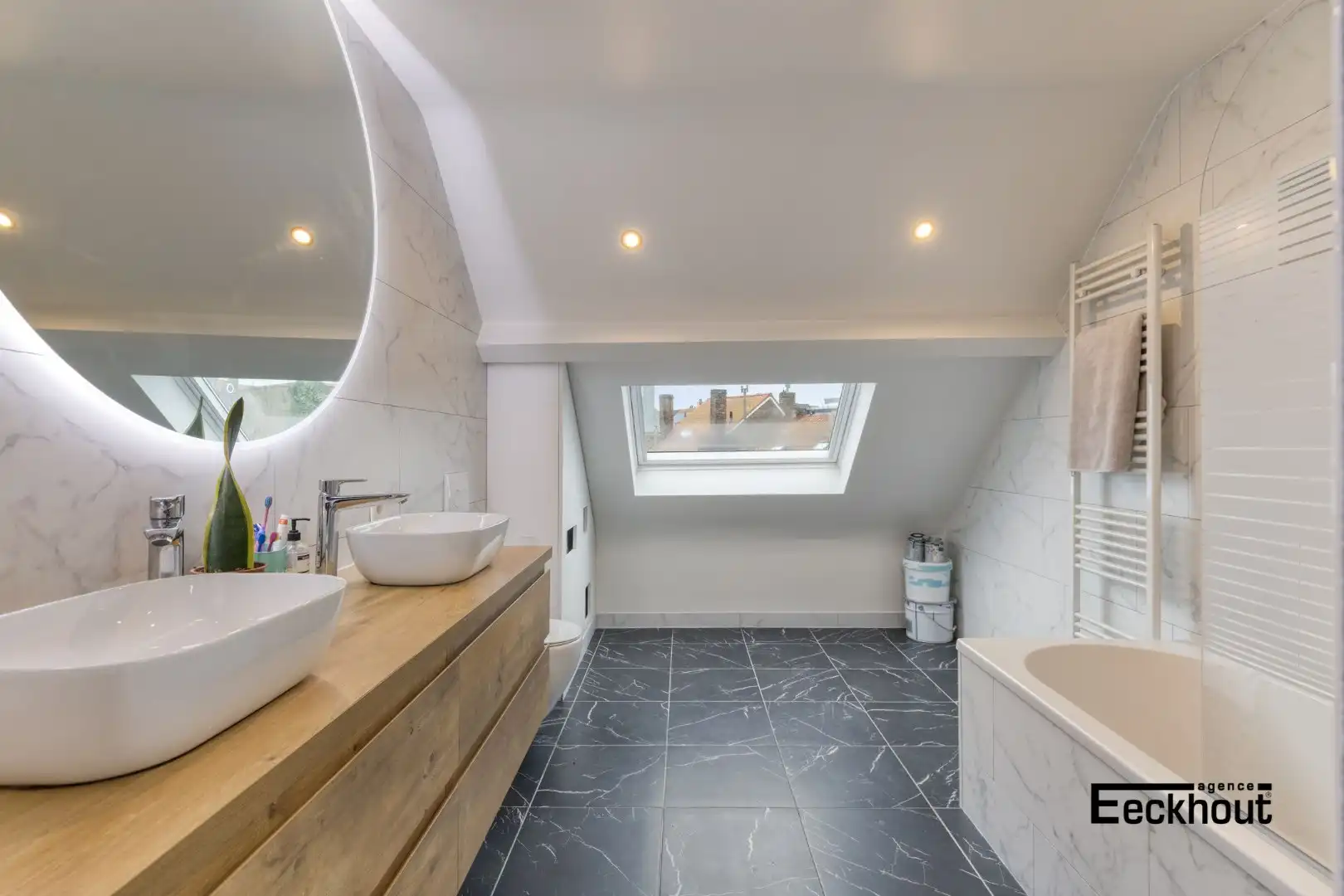 Grotendeels gerenoveerde woning met 3 ruime kamers en 2 badkamers! foto {{pictureIndex}}