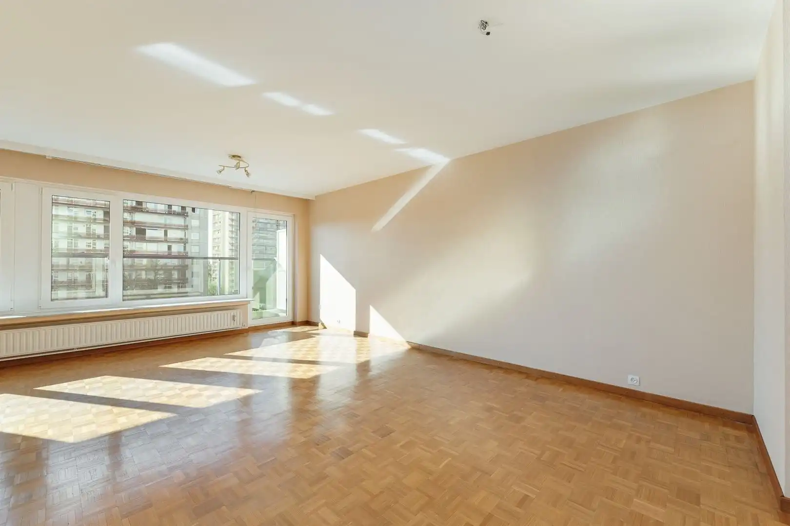 Lichtrijk appartement met panoramisch uitzicht, groot terras en parking foto 12