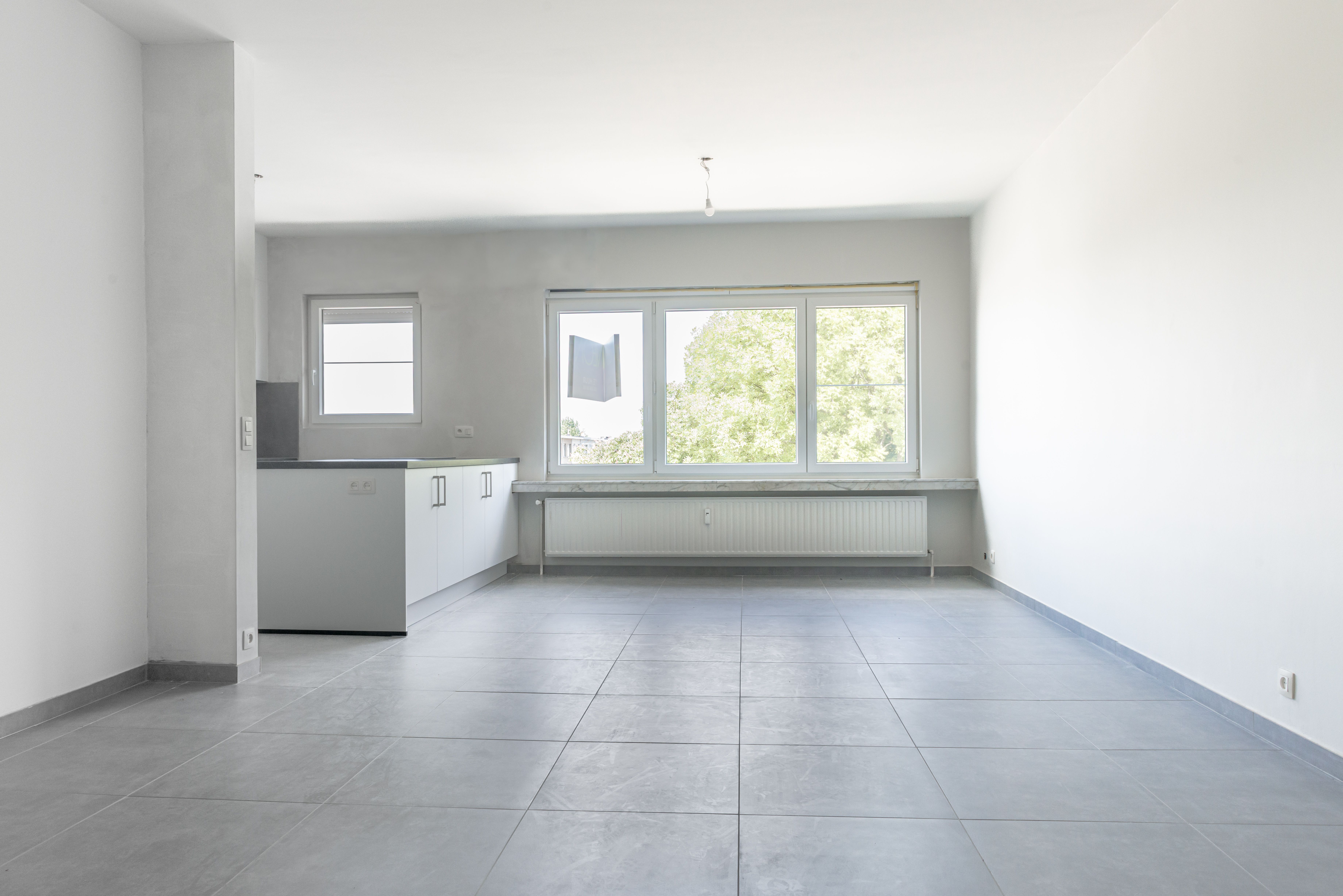 Totaal gerenoveerd appartement met 2 slaapkamers én garagebox met zicht op het groen! foto 3