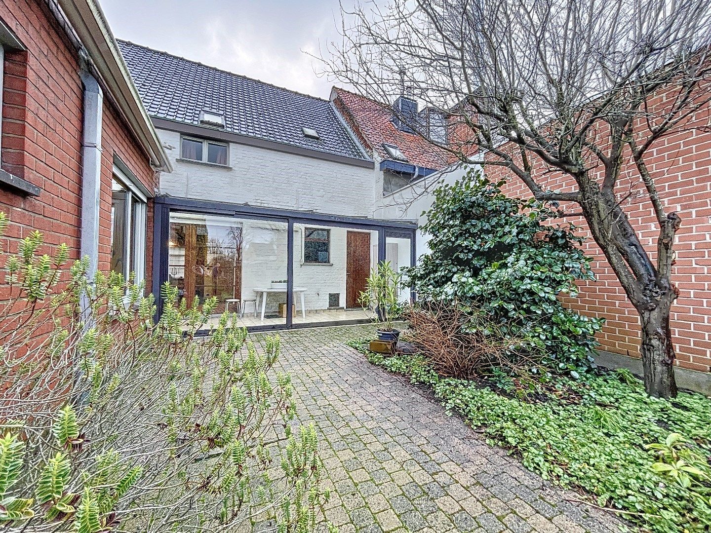 Verzorgde woning met inpandige garage in het centrum van Oostnieuwkerke op 264m². foto 5