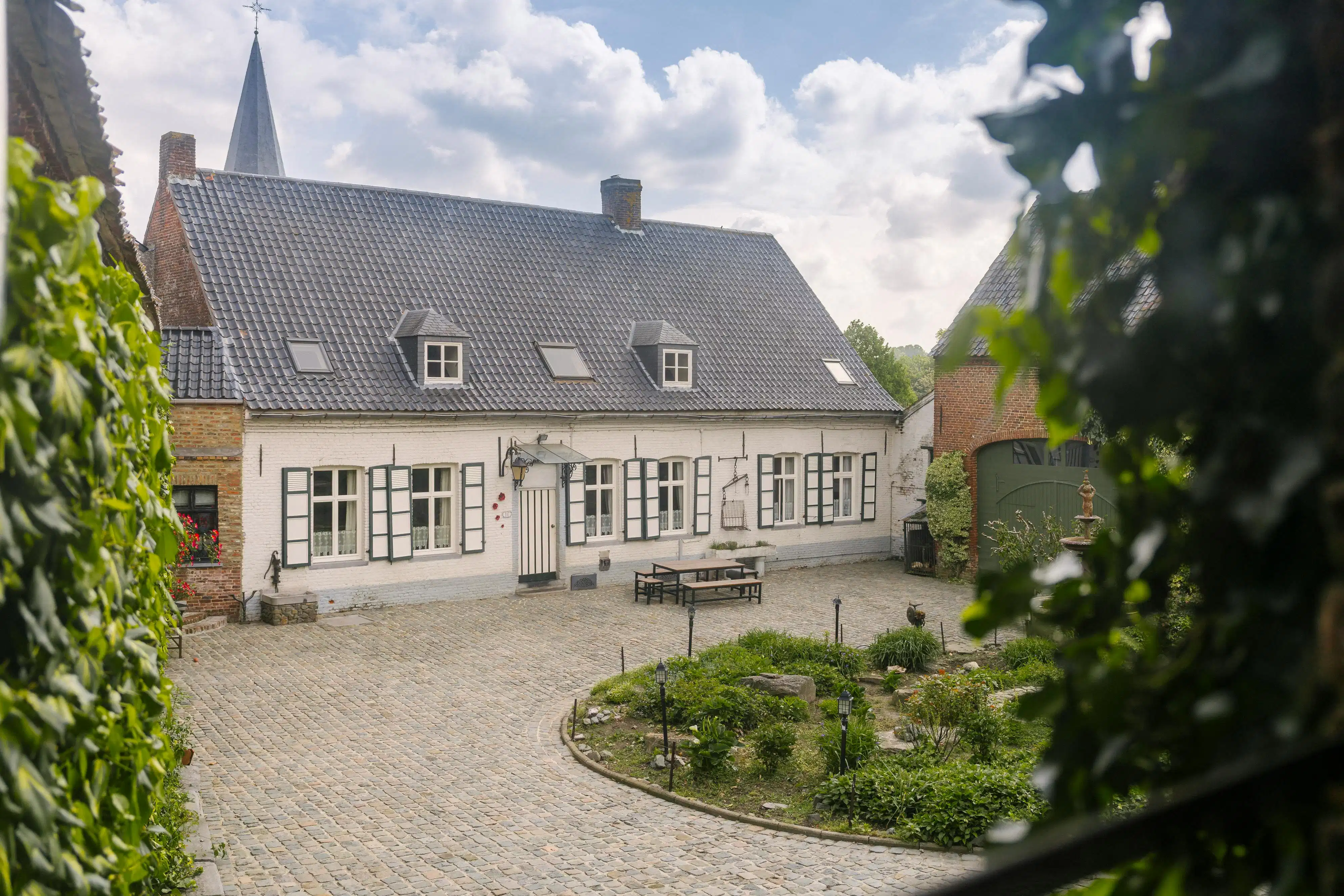 Hoofdfoto van de publicatie: Authentieke, charmante vierkantshoeve te koop te Brakel.