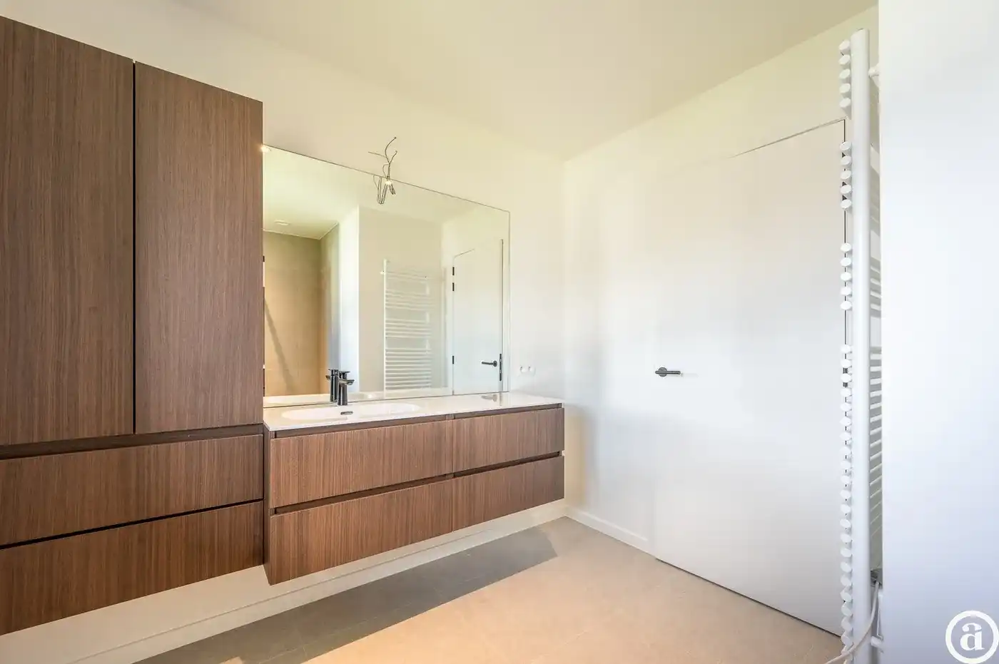 Prachtige nieuwbouw villa met 5 slaapkamers gelegen in een rustige residentiële omgeving.  foto 16