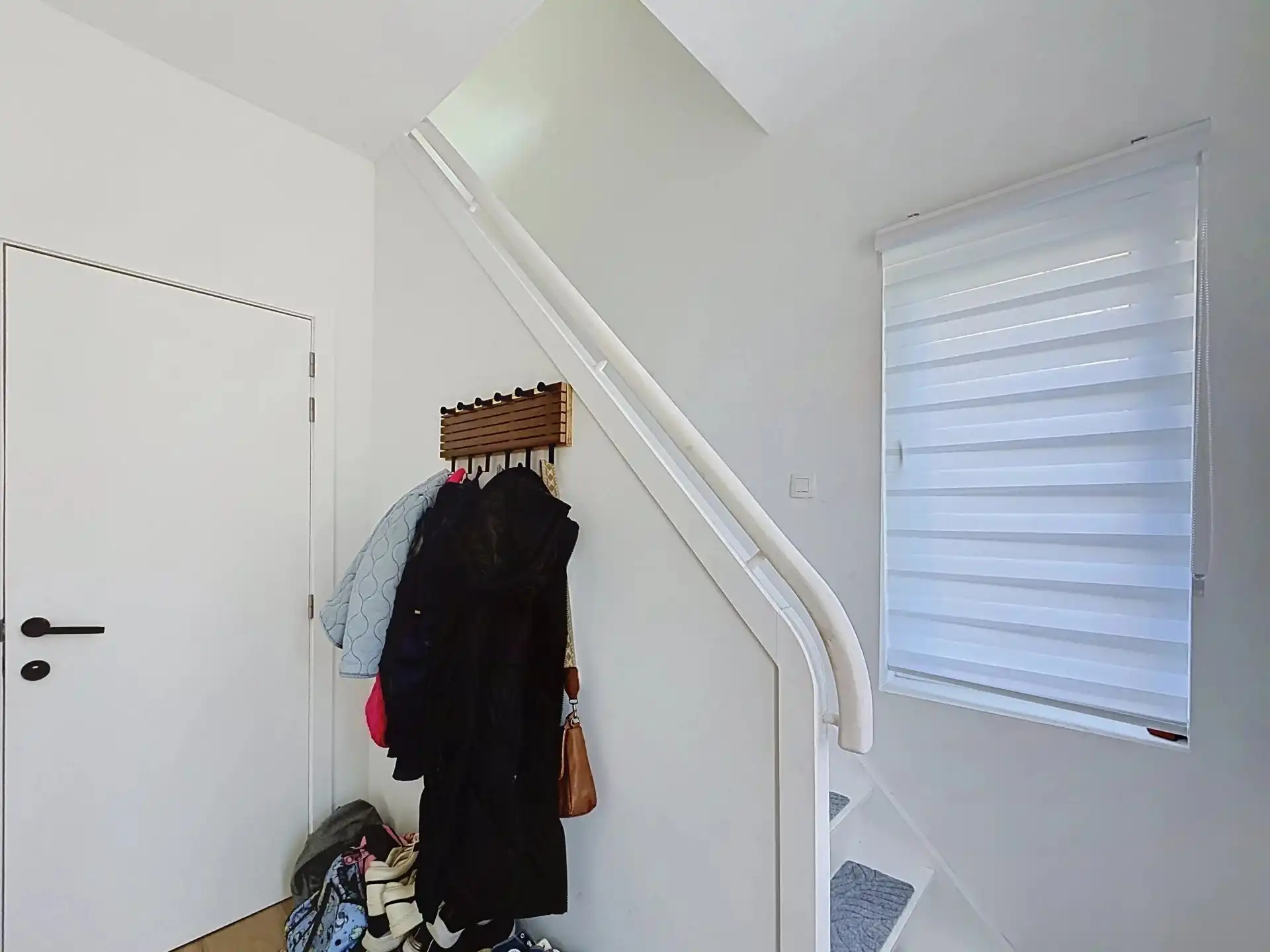 Volledig gerenoveerde woning met 4 slaapkamers op een groot perceel. foto 2