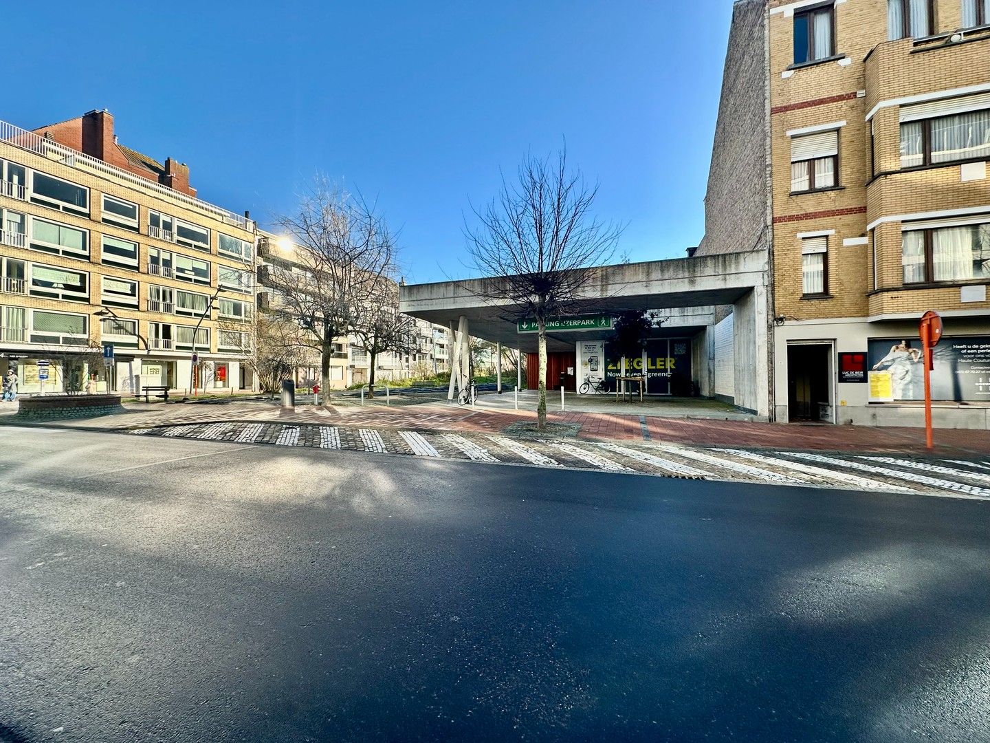 Gesloten garagebox te huur gelegen in de Dumortierlaan in parking IJzerpark. foto 4