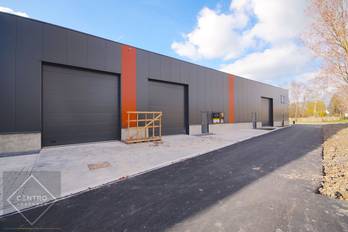 Goed geïsoleerde NB KMO-unit (227m²) inclusief 2 private parkeerplaatsen op ambachtelijke zone te Diksmuide! foto {{pictureIndex}}