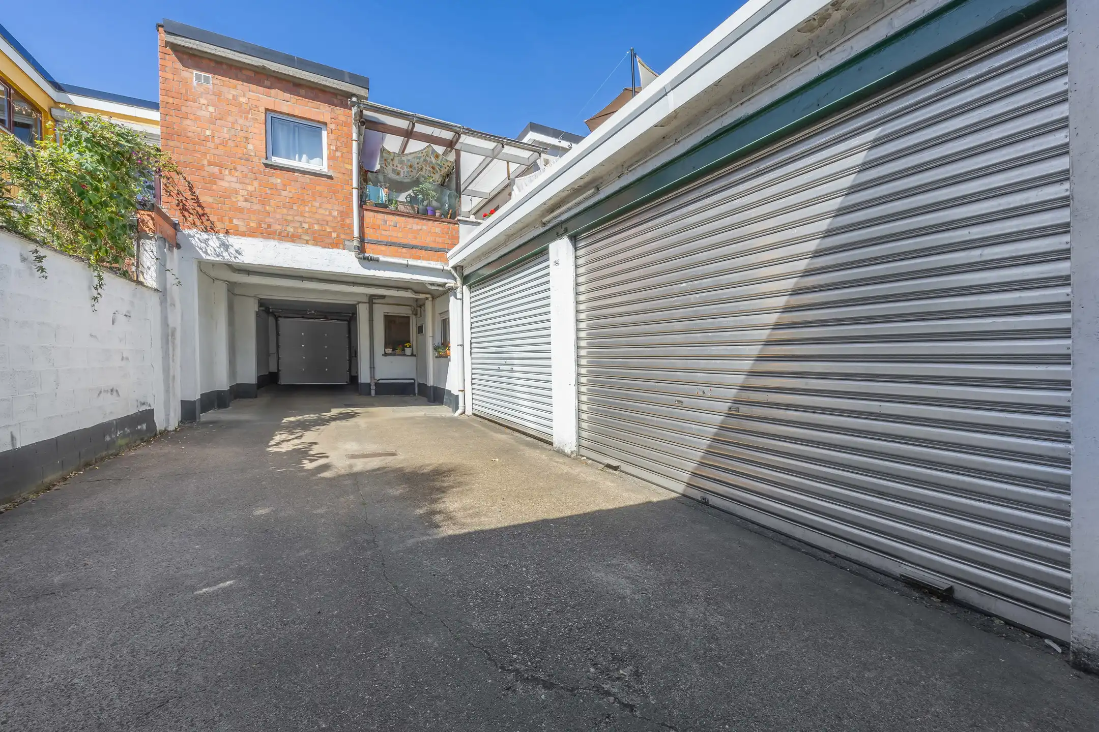 Zeer goed gelegen garagebox te koop (21,5m²)  foto {{pictureIndex}}