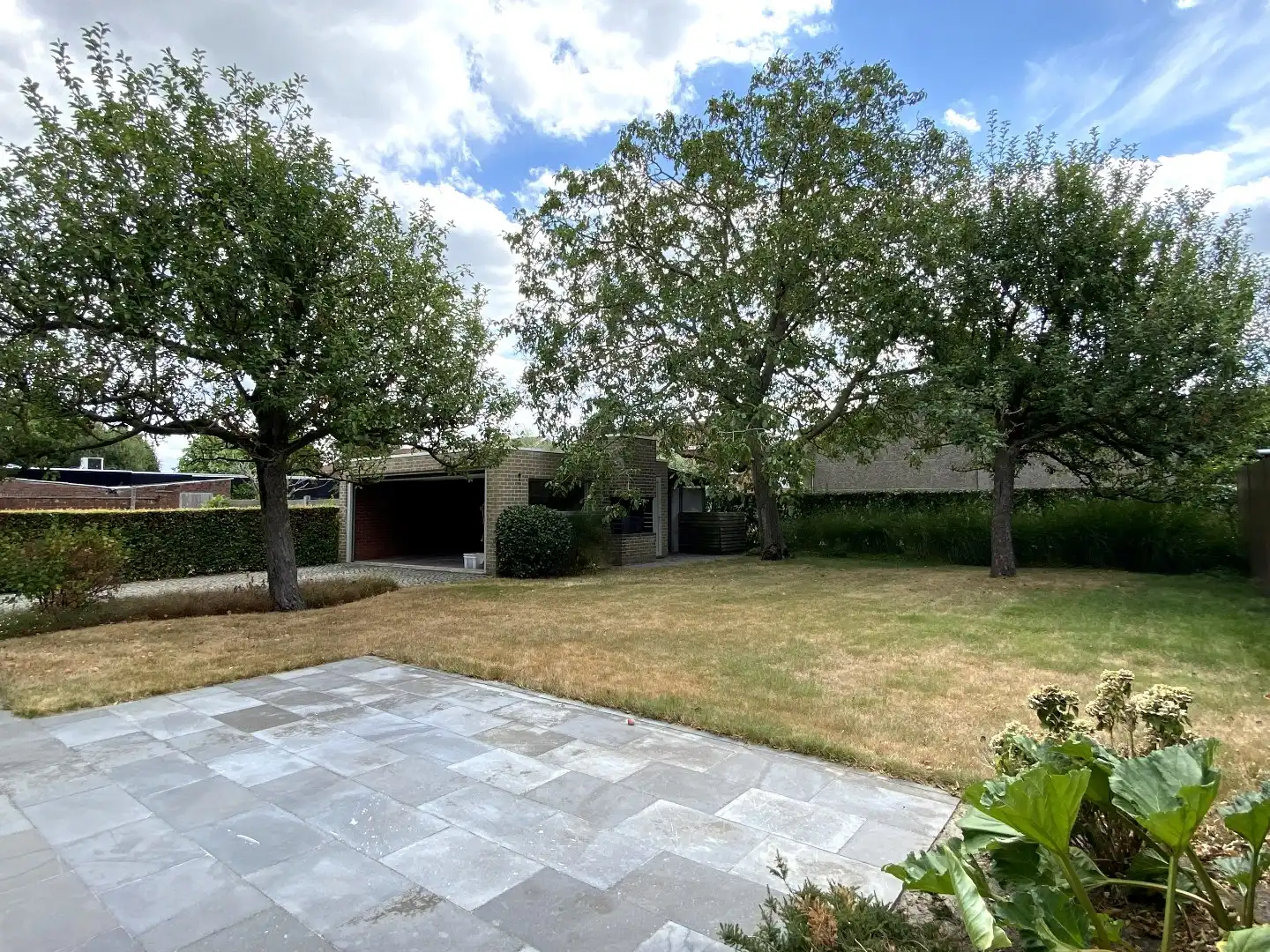 INSTAPKLARE ALLEENSTAANDE VILLA MET DUBBELE GARAGE EN TUIN foto 7