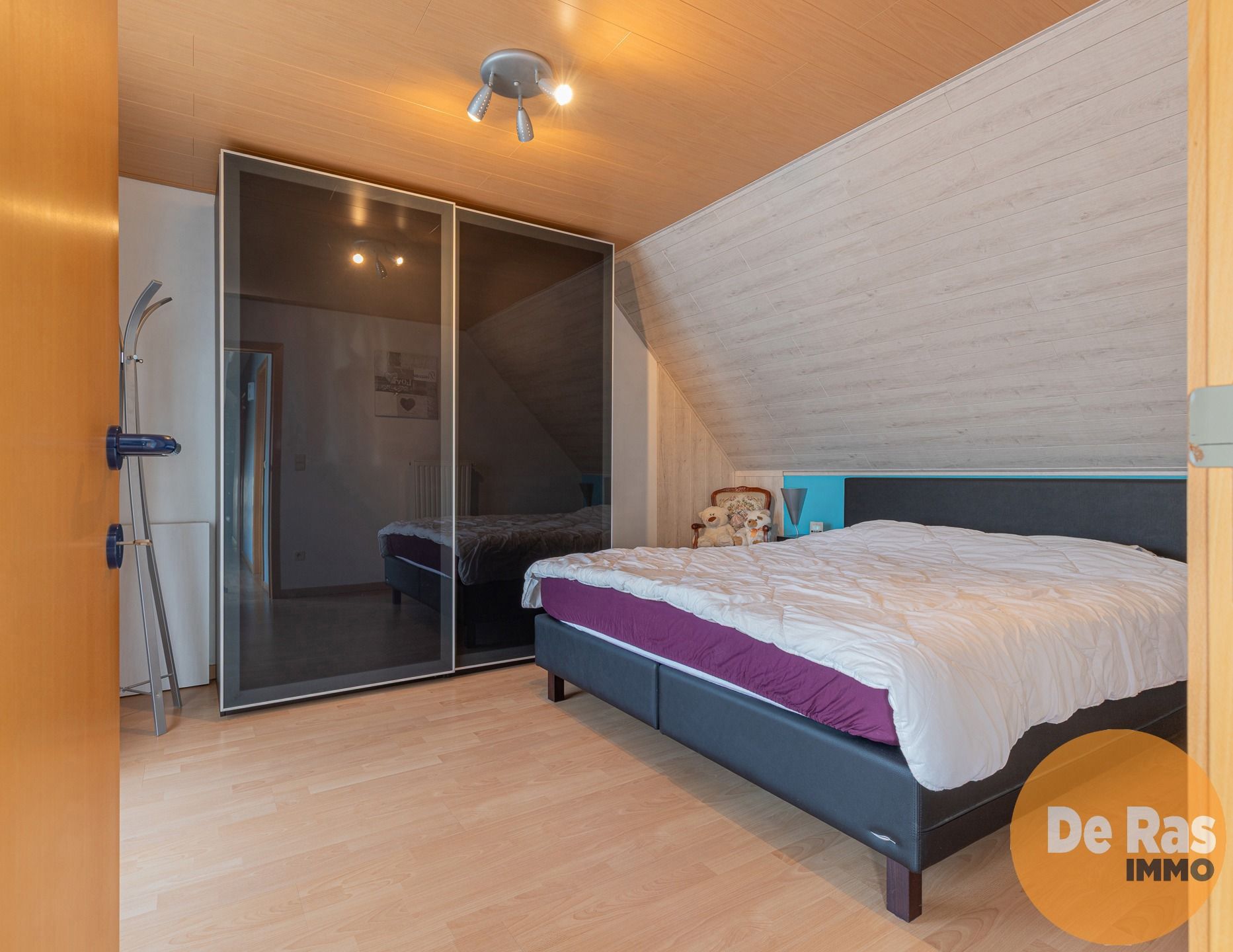 HILLEGEM - Villa in een rustige straat nabij invalswegen foto 18