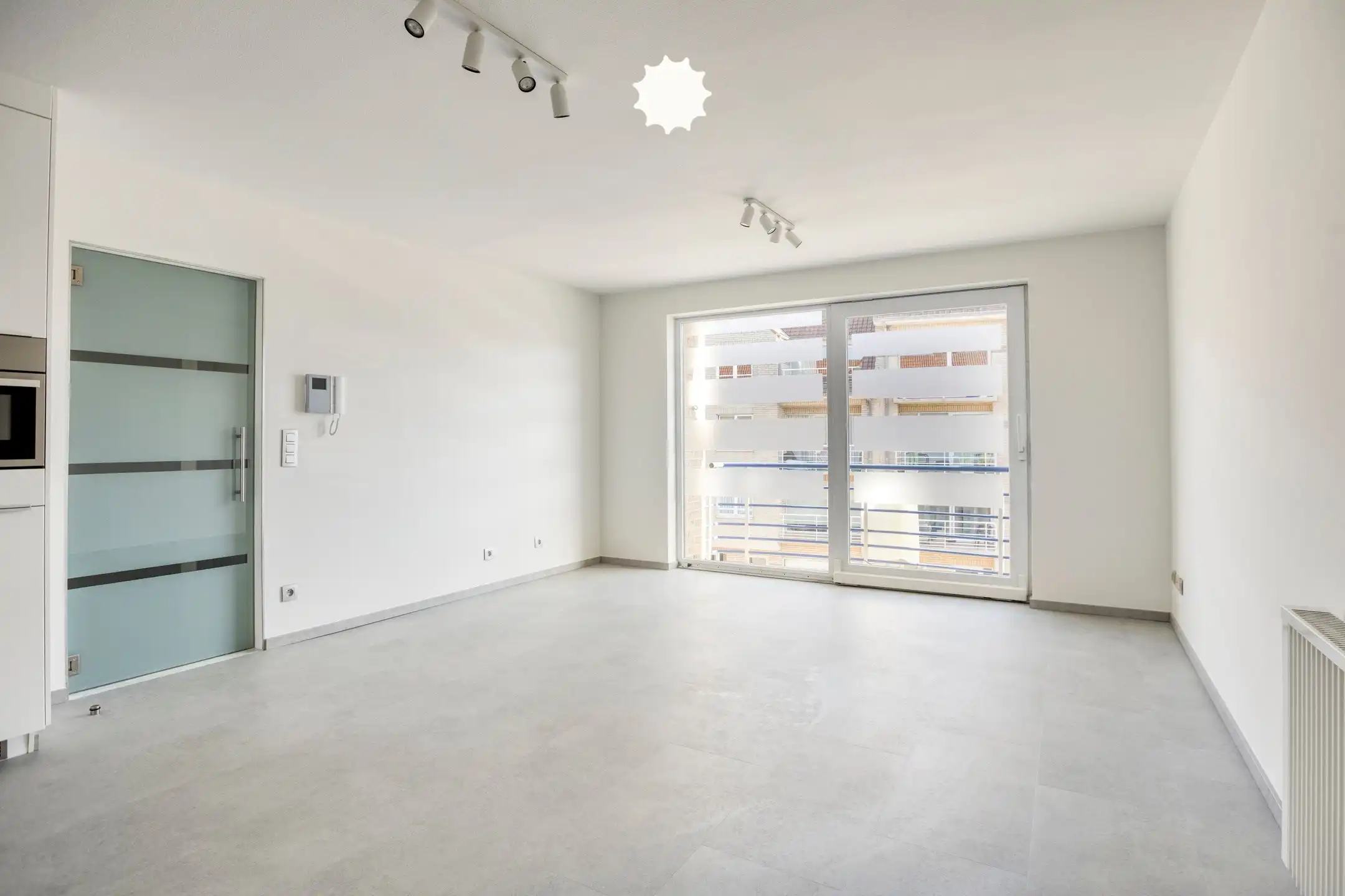 "Wonen zonder zorgen: vernieuwd appartement met garage" foto 3