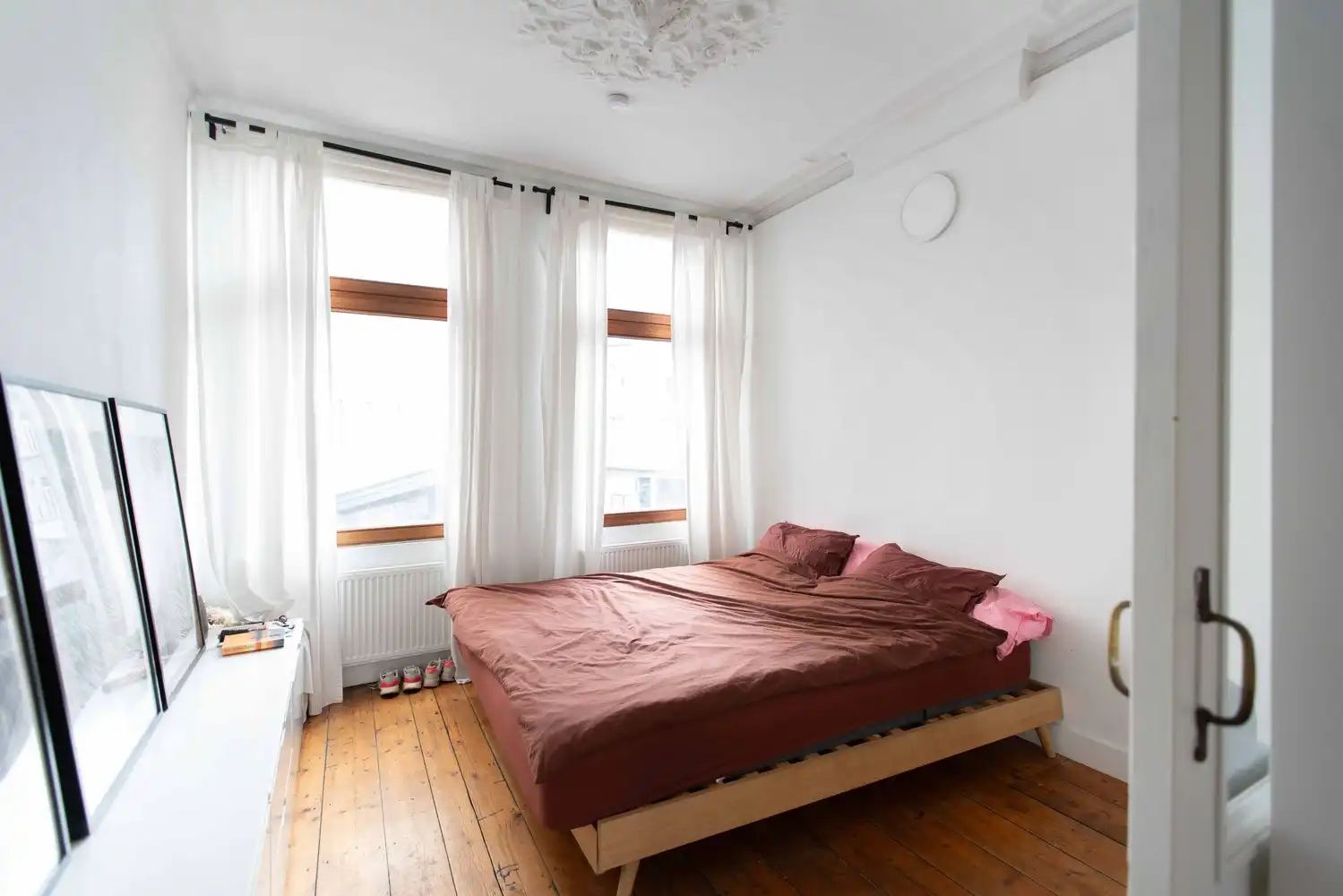 Karaktervol huis met 3 slaapkamers en 2 buitenruimtes op het Zuid. foto 3