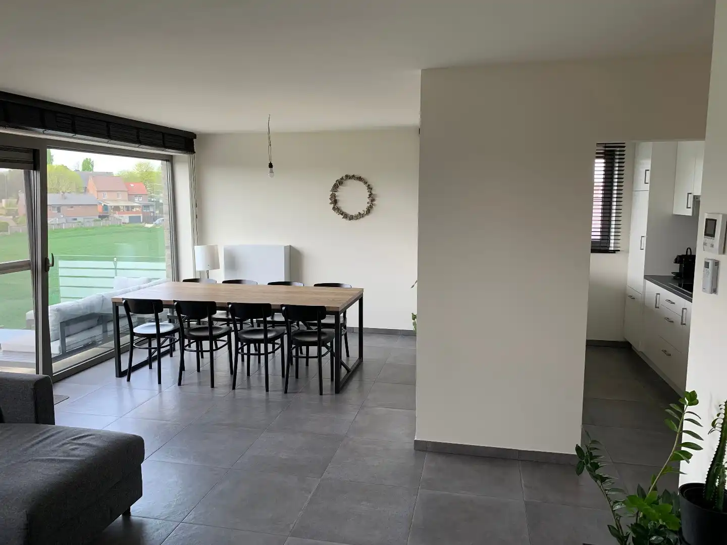GEZELLIG APPARTEMENT MET 2 SLAAPKAMERS, TERRAS, KELDER EN 1 AUTOSTANDPLAATS TE BILZEN!  foto 6