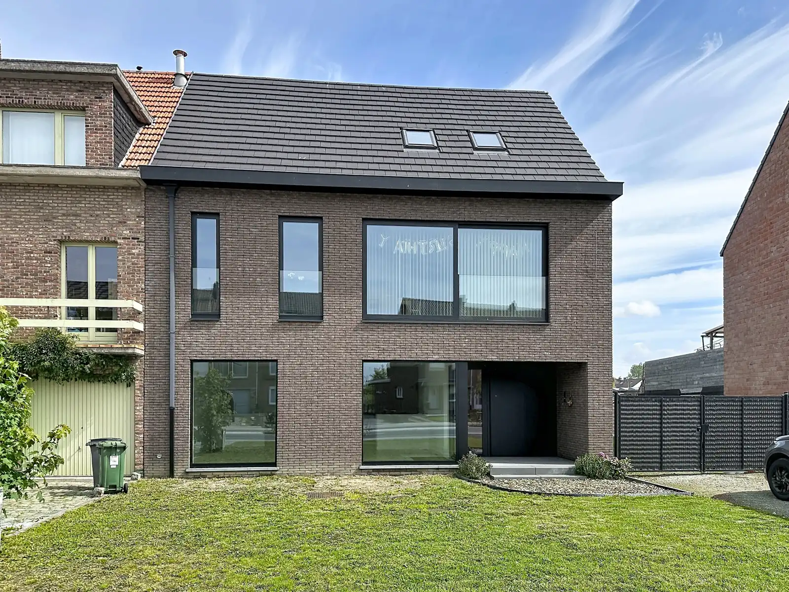 Praktijkruimte / commercieel gelijkvloers met veel passage foto {{pictureIndex}}