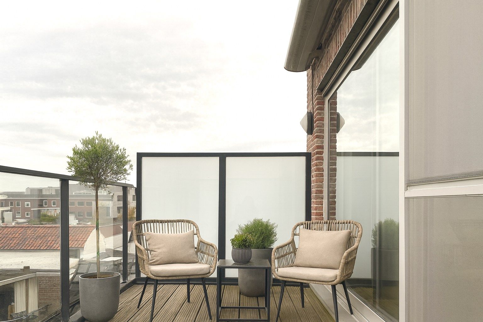 INSTAPKLAAR DAKAPPARTEMENT MET 2 SLPKS | TERRAS EN GARAGE foto 6