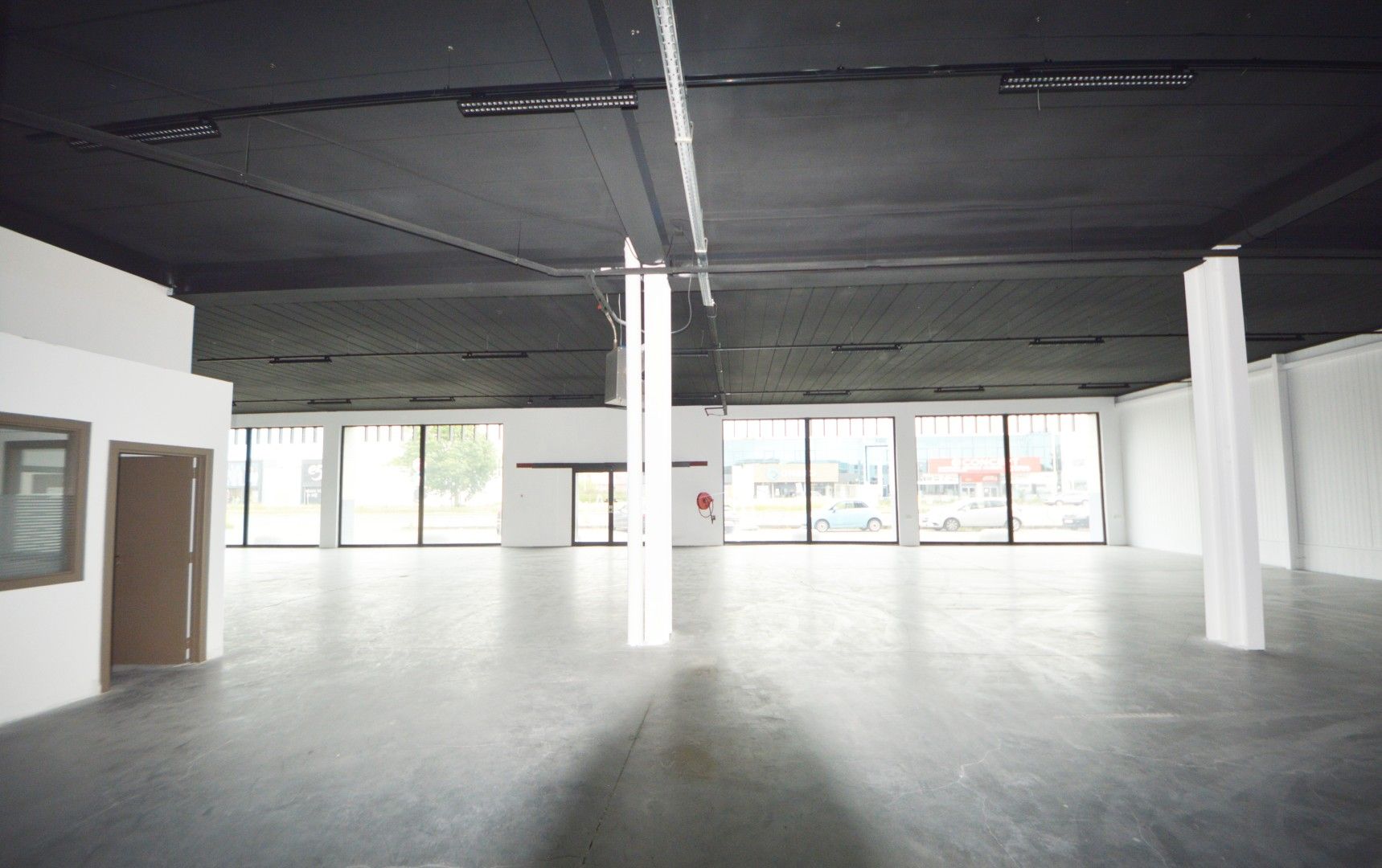 COMMERCIEEL GEBOUW BAANLOCATIE MET PARKING NABIJ MCDONALDS foto 9