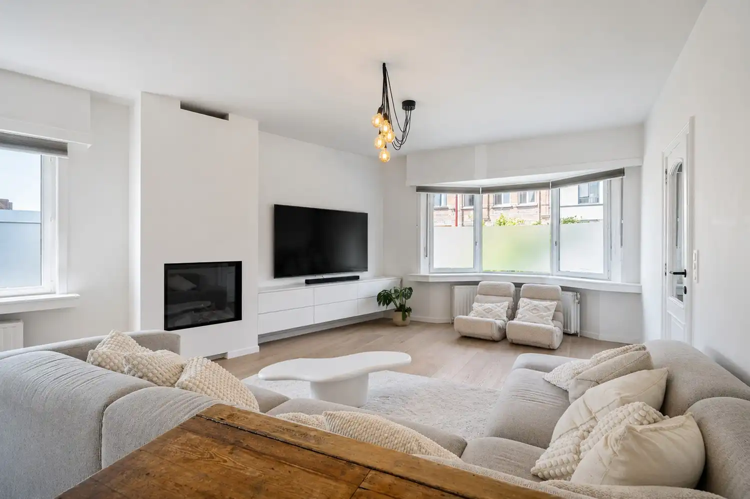 Instapklare, gerenoveerde woning met 3 slaapkamers, royaal terras en aparte kantoorruimte te Lint foto 2